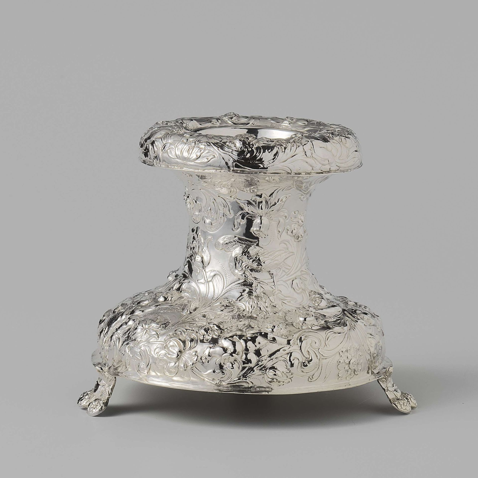 Zoutvat met gedreven bloemen by Claes Claesz Schoon