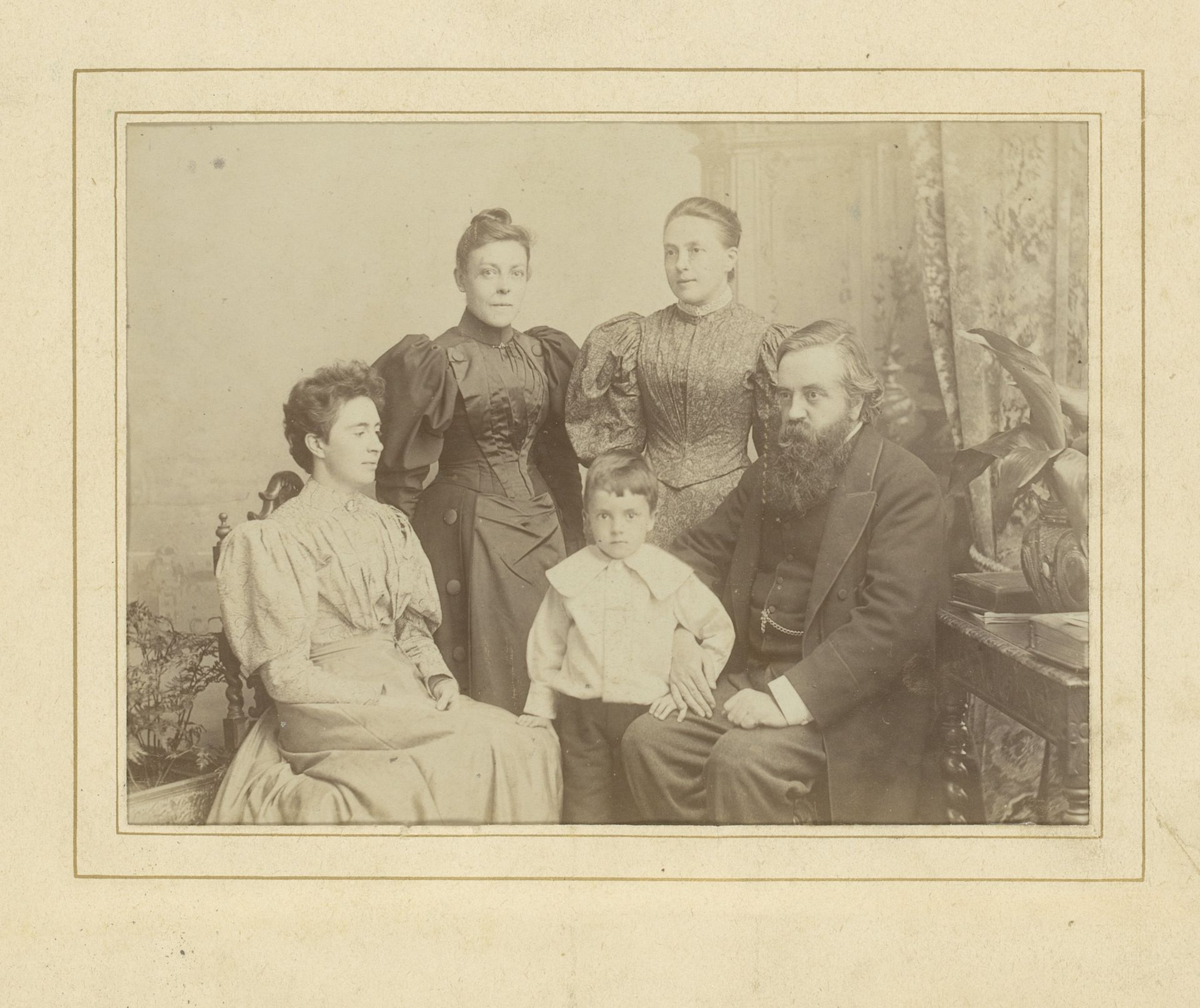 Groepsportret van een man, drie vrouwen en een kind by George W. Bradshaw