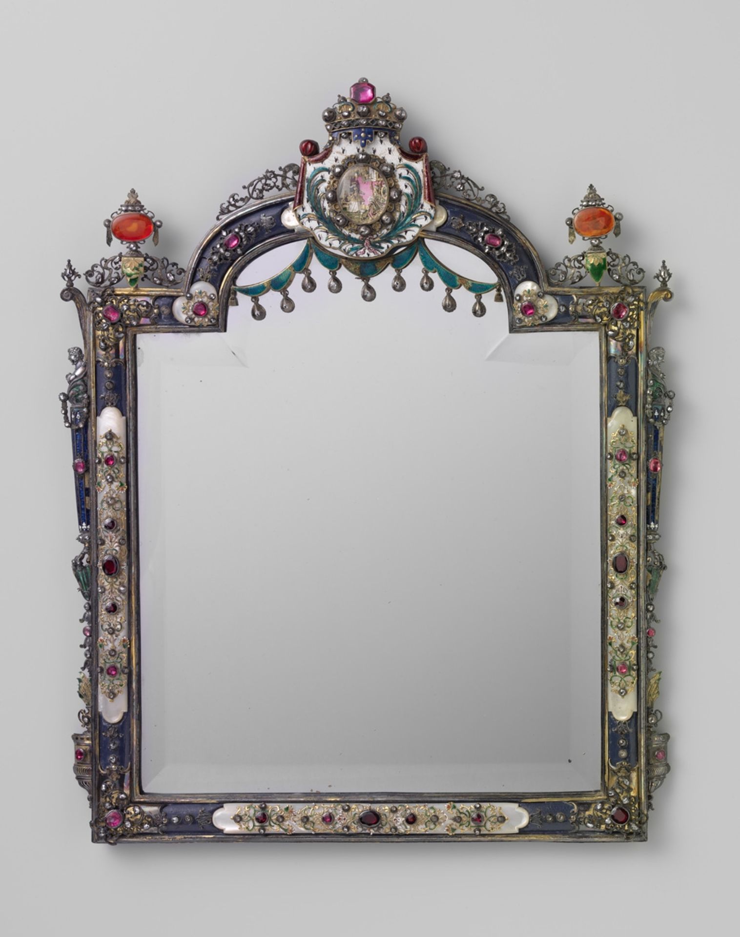 Spiegel, staand model, met geslepen randen en in een opengewerkte lijst van goud en zilver met ornamenten van parelmoer, bezet met granaten en carneool. Op achterzijde geschilderde Chinoiserieën by Anonymous