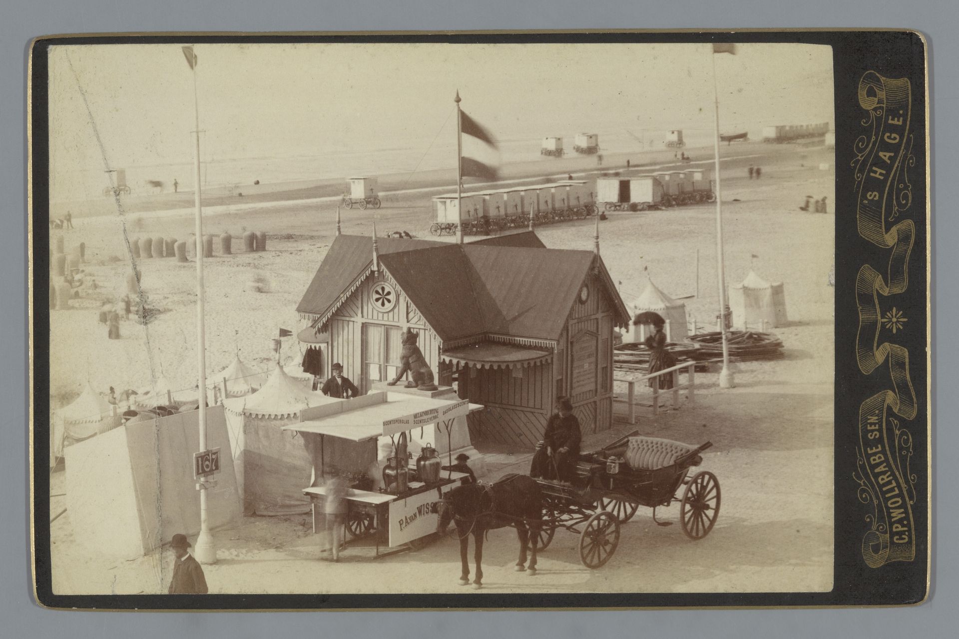 Houten paviljoen op het strand te Scheveningen by Carl Philip Wollrabe