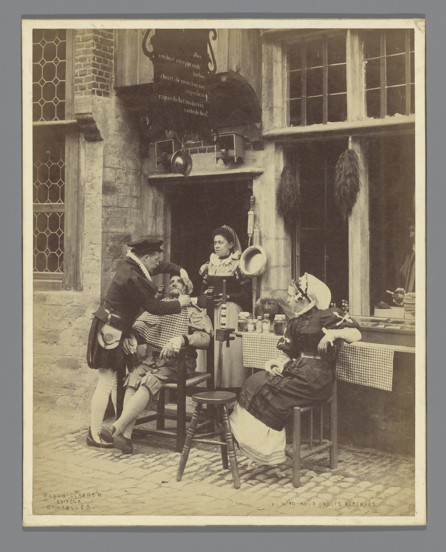 Kostuumschouwspel met een kapper ter gelegenheid van de Wereldtentoonstelling van 1894 in Antwerpen, België by Alexandre (fotograaf)