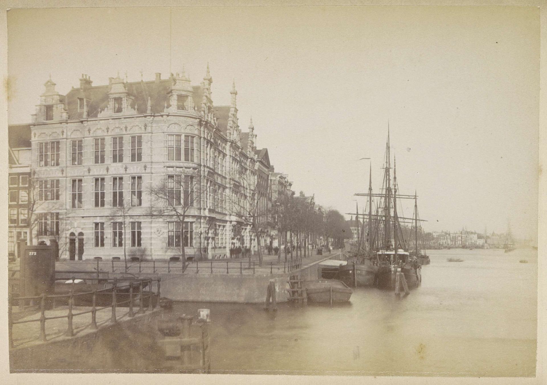 Gezicht op de Kweekschool voor de Zeevaart op de hoek van de Prins Hendrikkade en de Schippersgracht by Andries Jager
