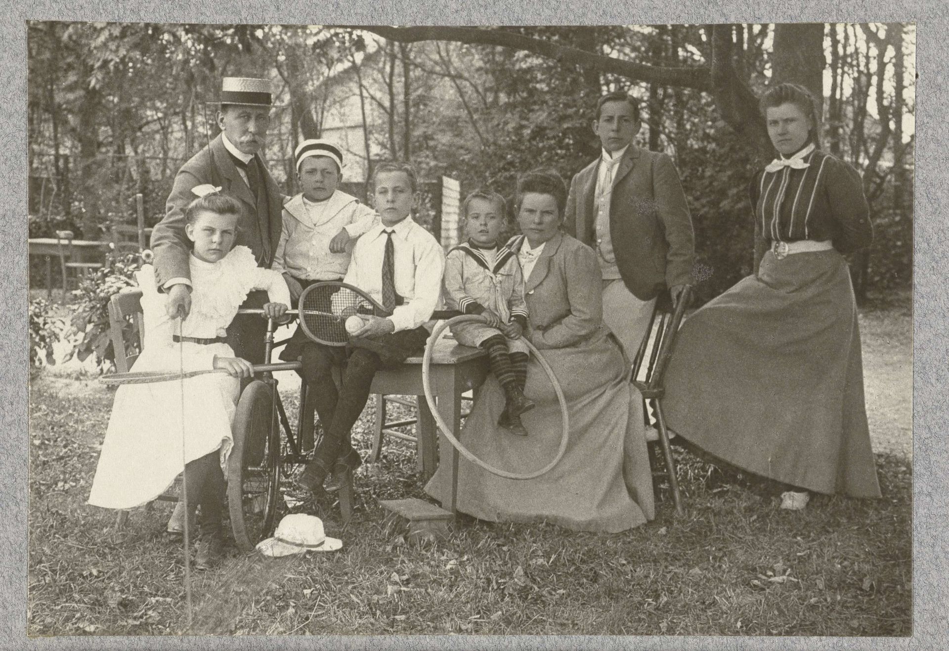 Familieportret van de Kesslers in de tuin, J.B. Aug Kessler bedient de zelfontspanner (zelfportret) by Jean Baptiste August Kessler