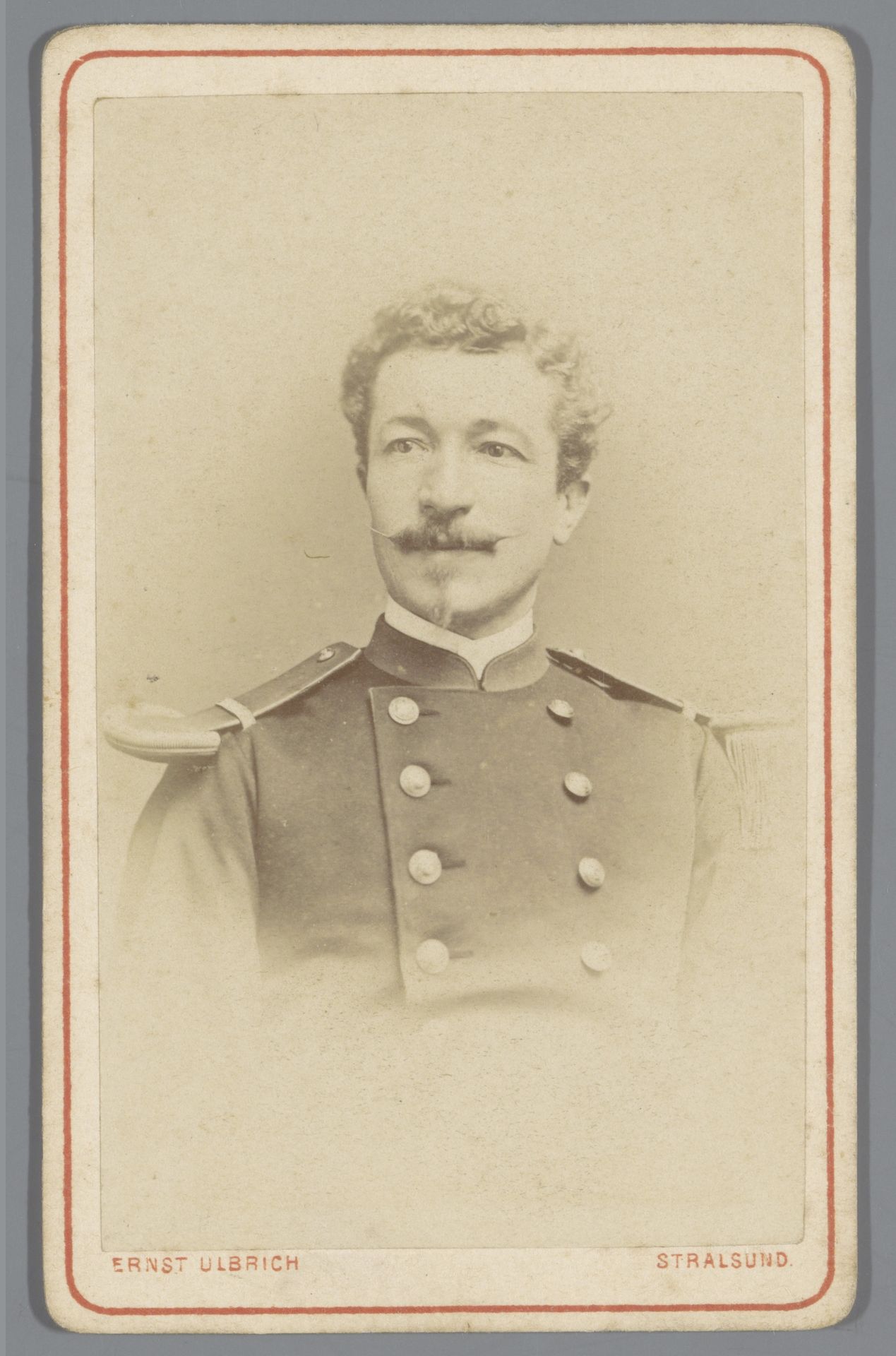 Portret van een onbekende man in uniform by Ernst Ulbrich