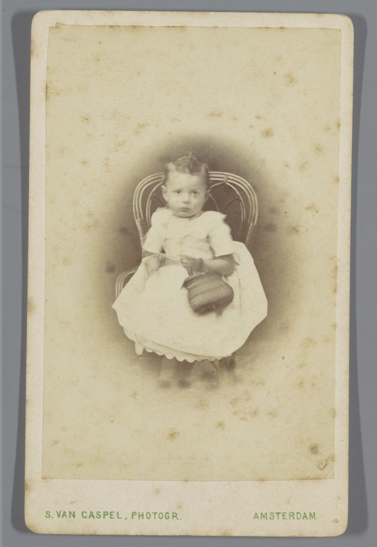 Portret van een onbekend kind met een kleine mand in de hand by Simon van Caspel