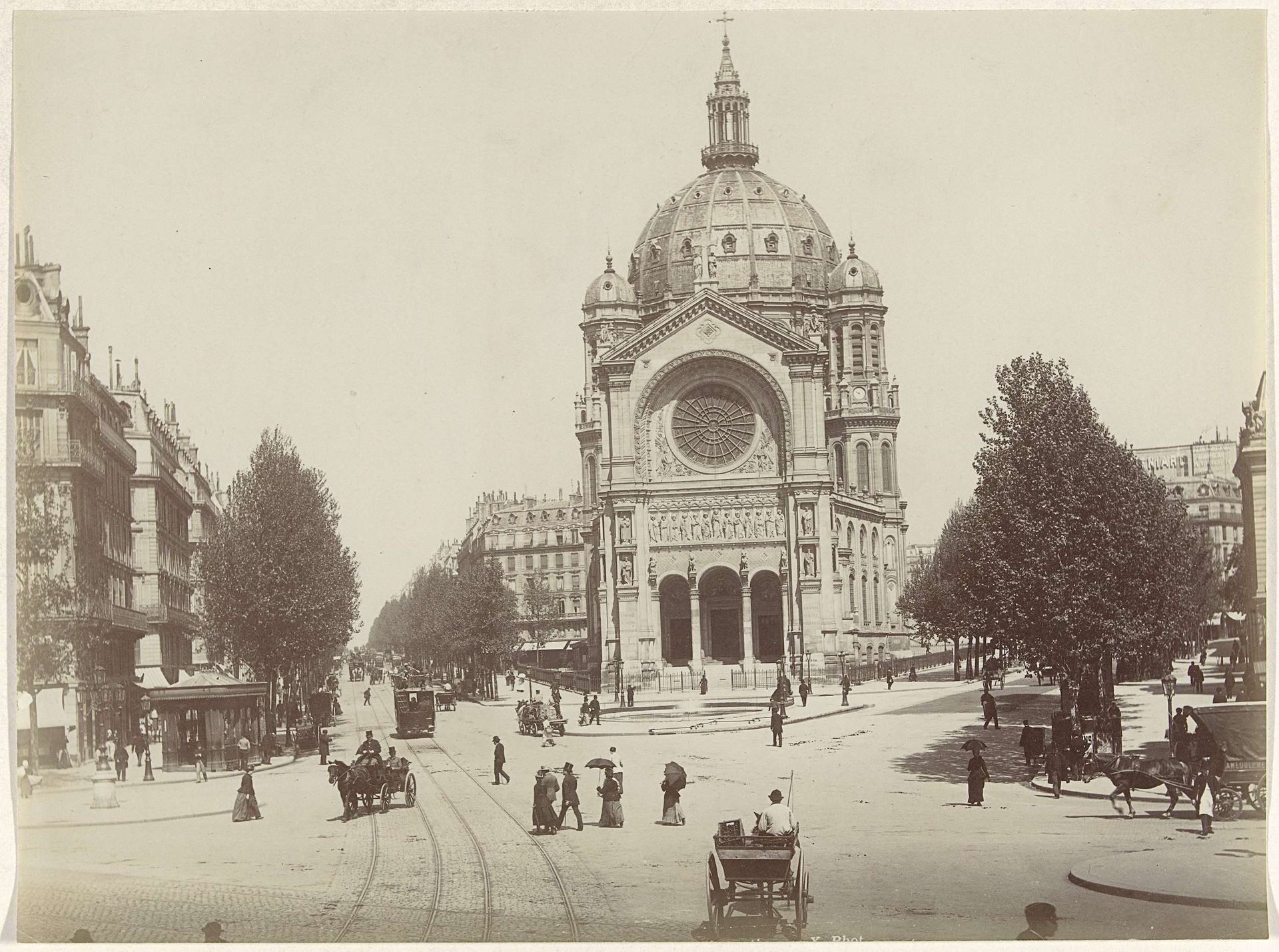 Boulevard Malesherbes en de Saint-Augustin, Parijs by X phot.