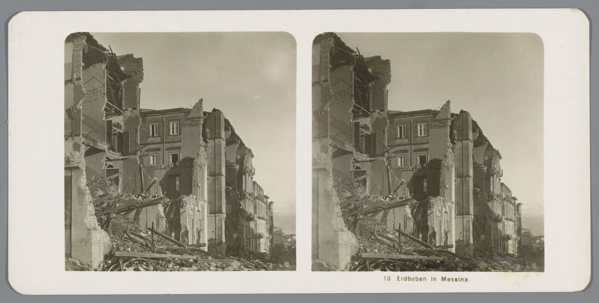 Door een aardbeving verwoeste gebouwen te Messina by Luca Comerio