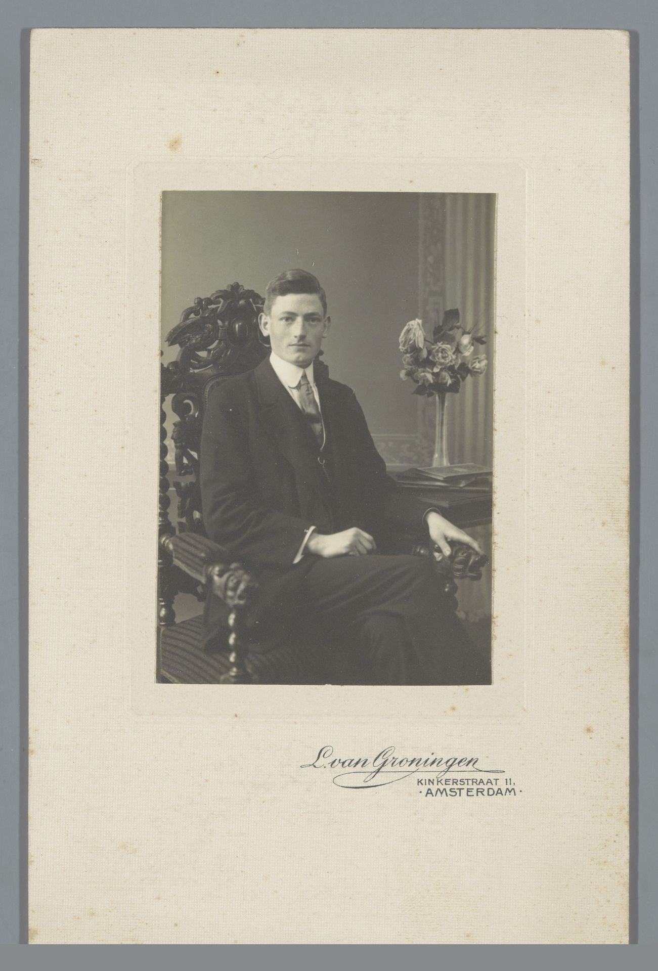 Portret van een onbekende man in een stoel by Laurus van Groningen