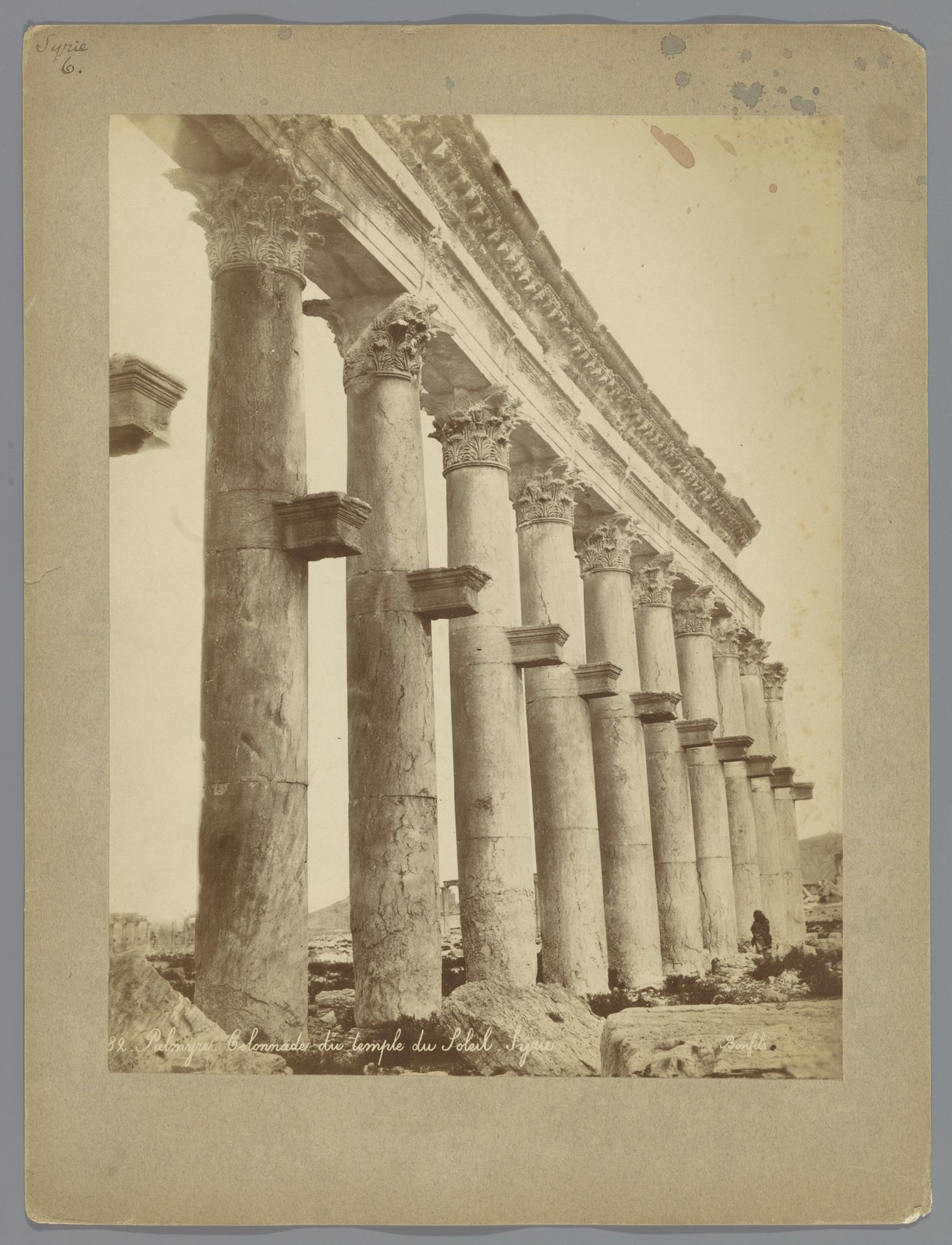 Colonnade van de Zonnetempel te Palmyra by Maison Bonfils