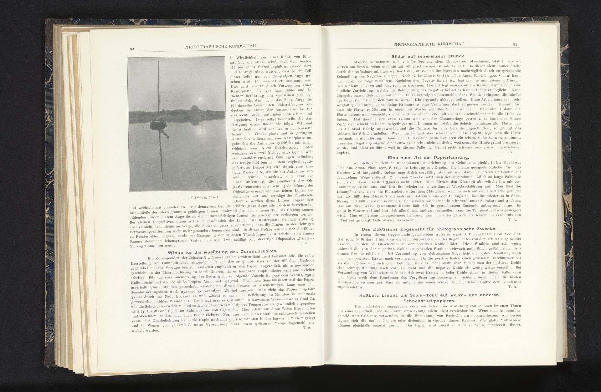 Gezicht op een zeilboot te water by W. Schmidt