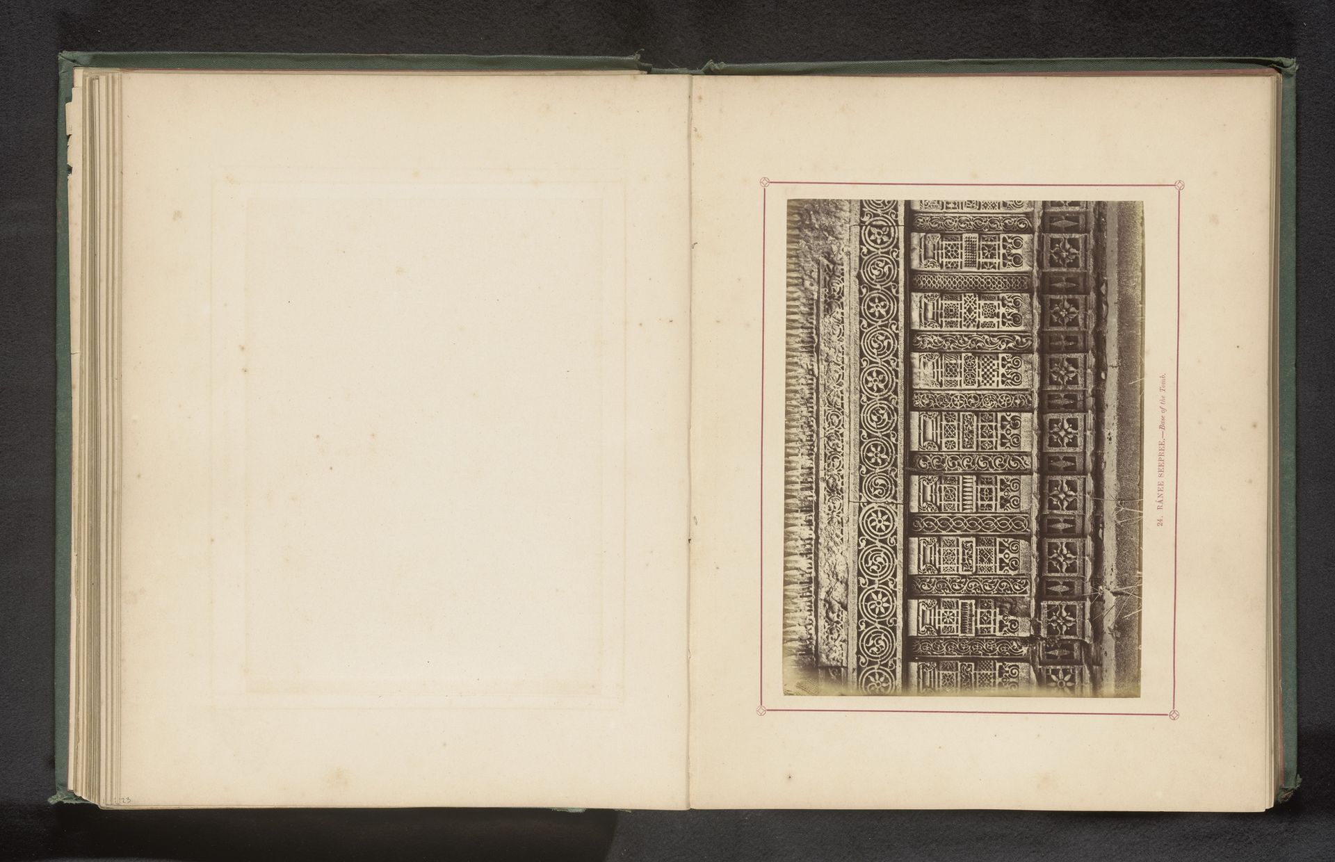 Decoraties op een tombe bij de Rani Sipri's-moskee in Ahmedabad by Thomas Biggs