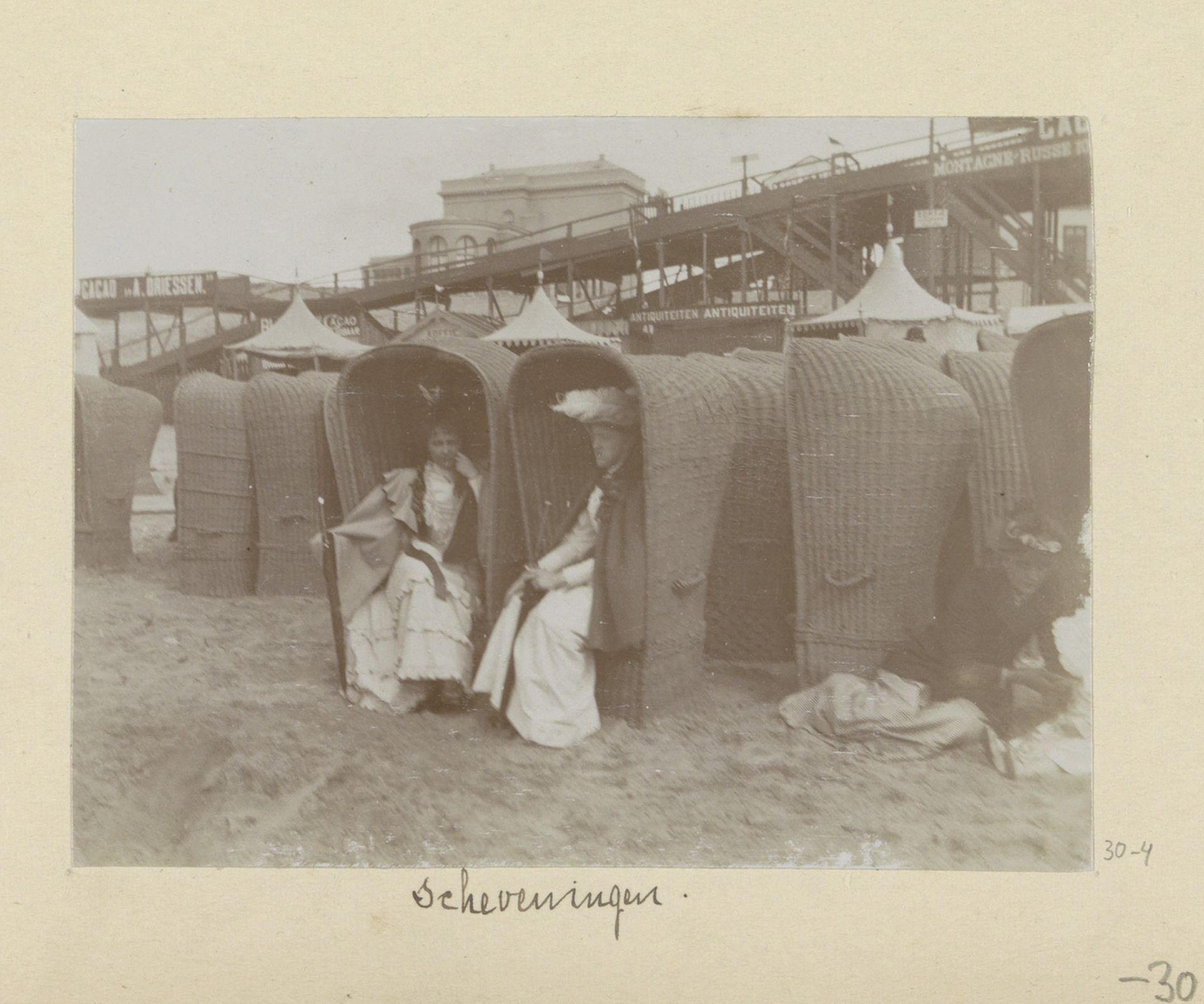 Drie vrouwen in strandstoelen op het strand van Scheveningen by Hendrik Herman van den Berg