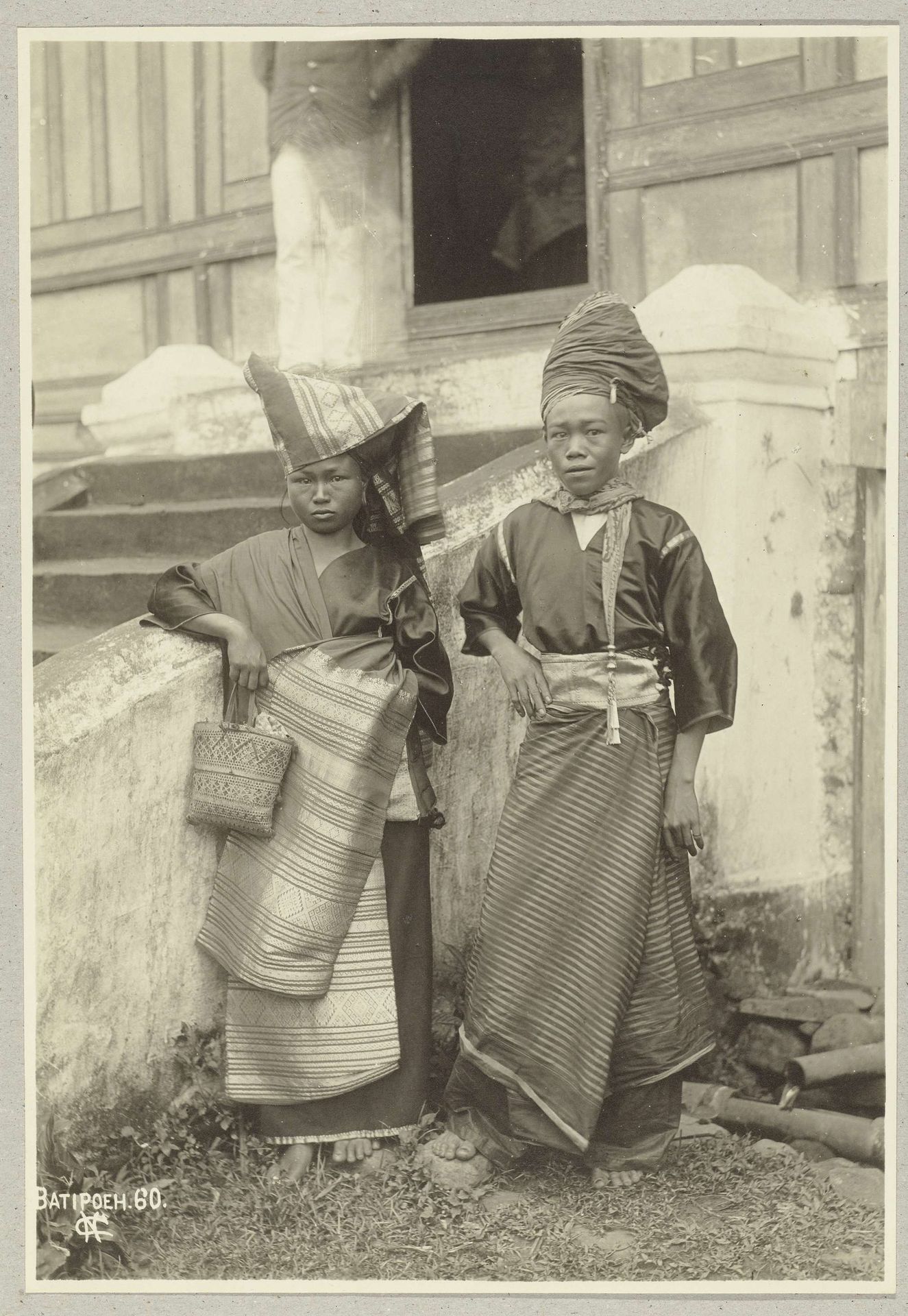 Portret van een onbekende Minangkabausche jongen en meisje in traditionele kleding in Batipuh by Christiaan Benjamin Nieuwenhuis