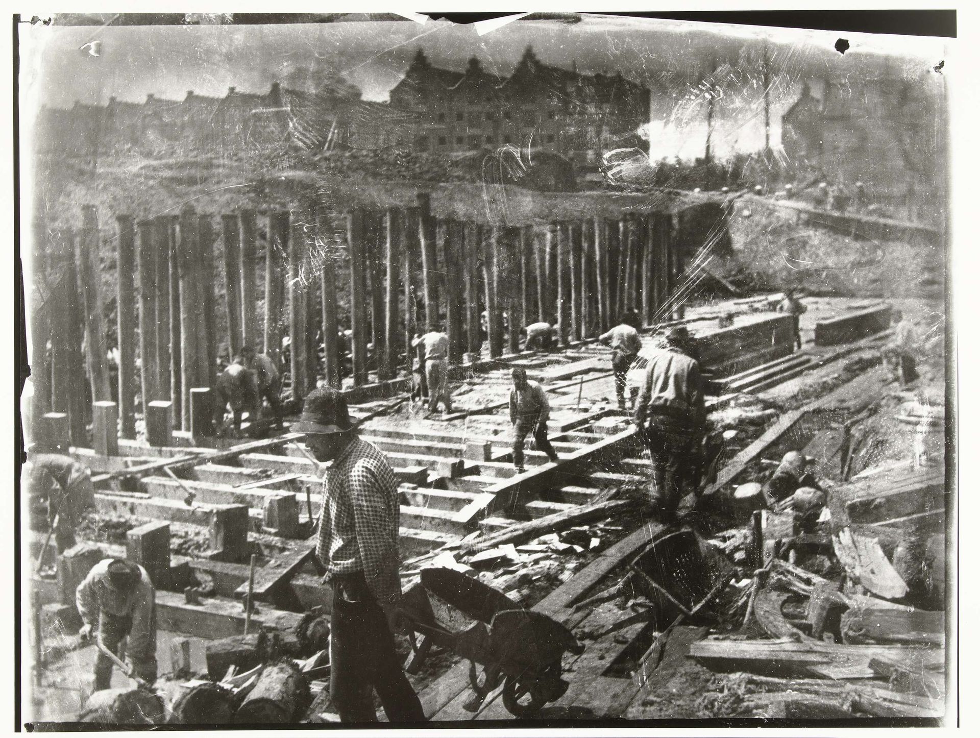 Bouwvakkers ana het werk in een bouwput aan de Van Diemenstraat in Amsterdam by George Hendrik Breitner