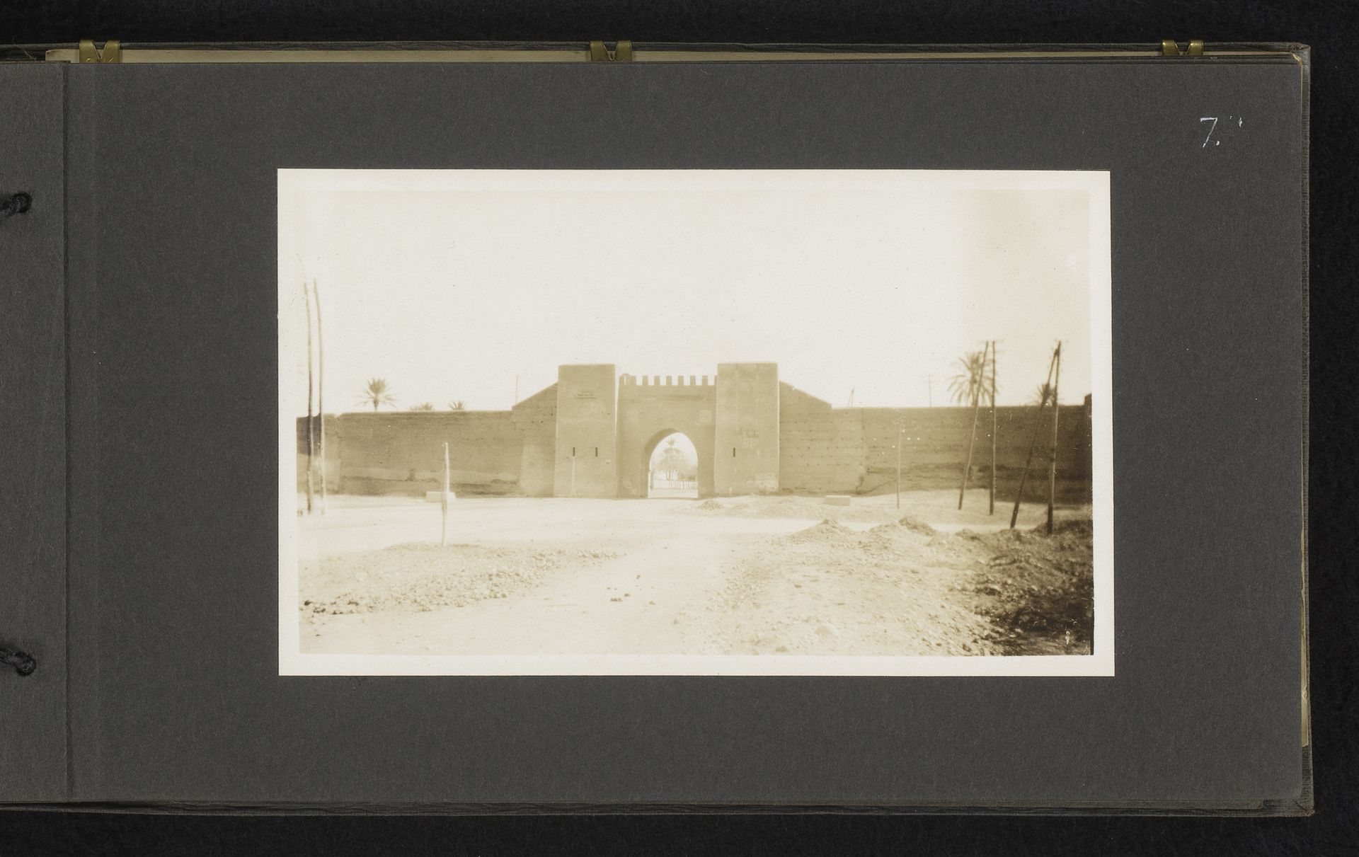 Gezicht op een poort te Marrakech by A.G.A. van Eelde