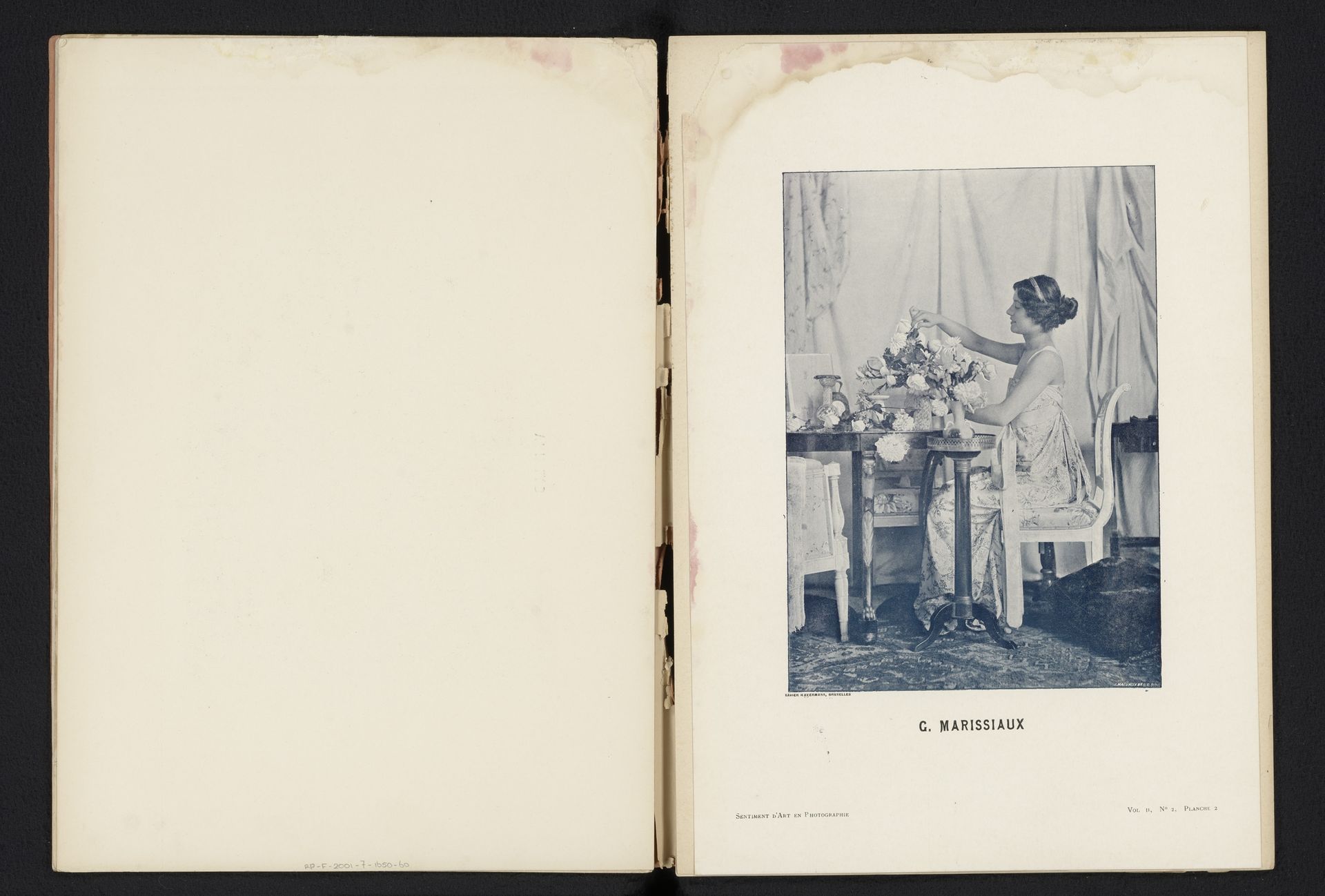 Vrouw maakt een bloemstuk by Gustave Marissiaux