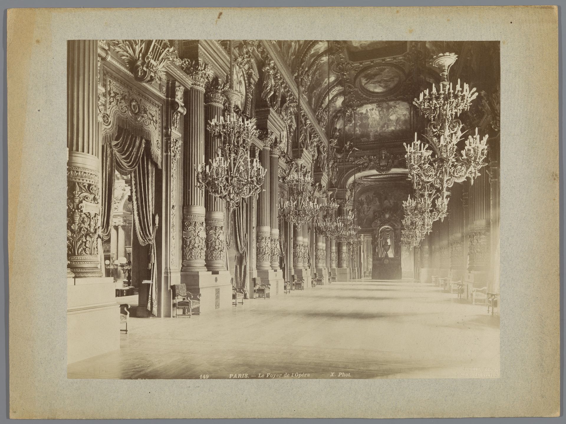 Foyer in de Opéra te Parijs by X phot.