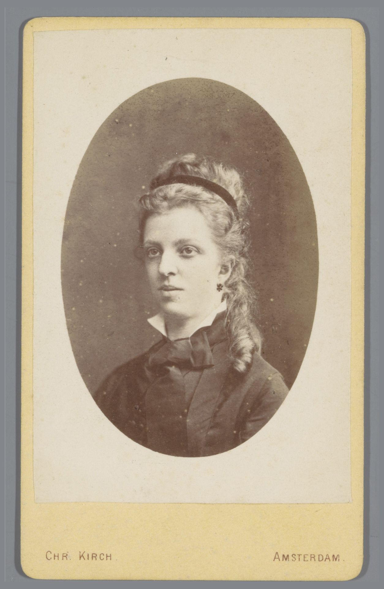 Portret van een onbekende jonge vrouw by Christian Theodor Kirch