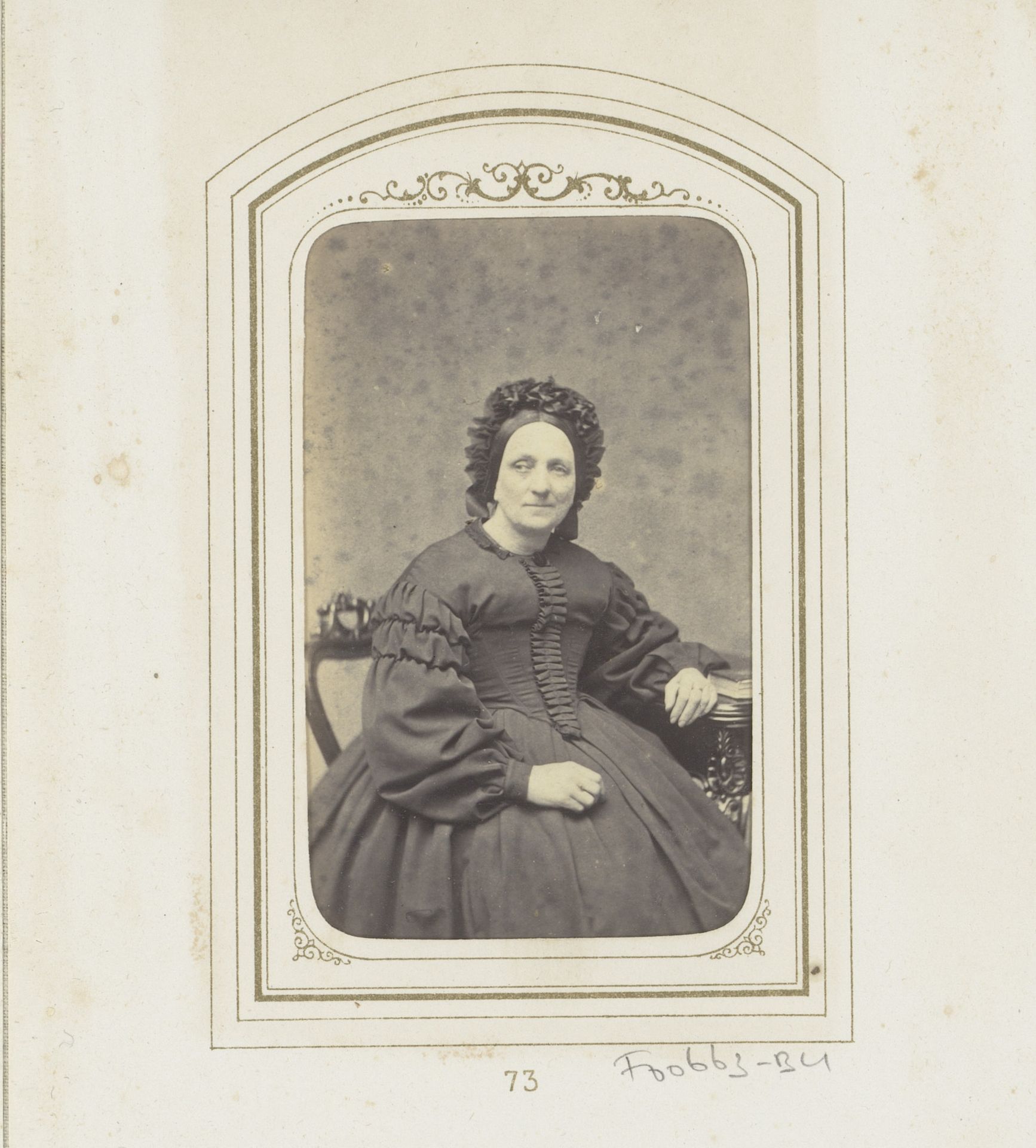 Portret van een zittende vrouw met muts by Eduard Fuchs