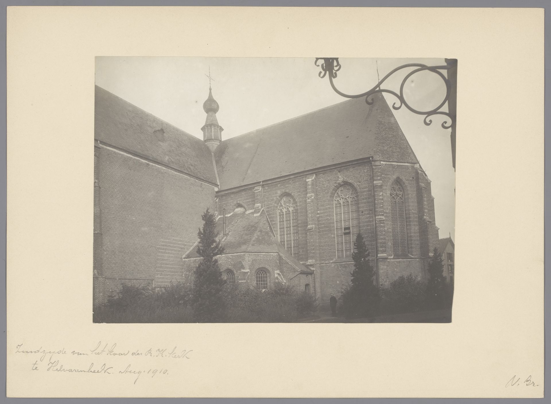 Zuidzijde van de Sint-Petrus'-Bandenkerk te Hilvarenbeek by anoniem (Monumentenzorg)