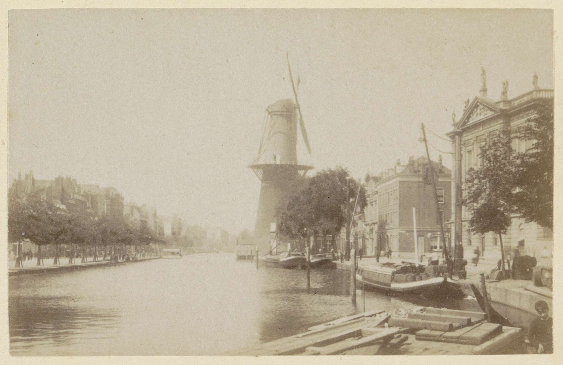 Gezicht op de Coolvest te Rotterdam met in het midden windmolen De Hoop by Andries Jager