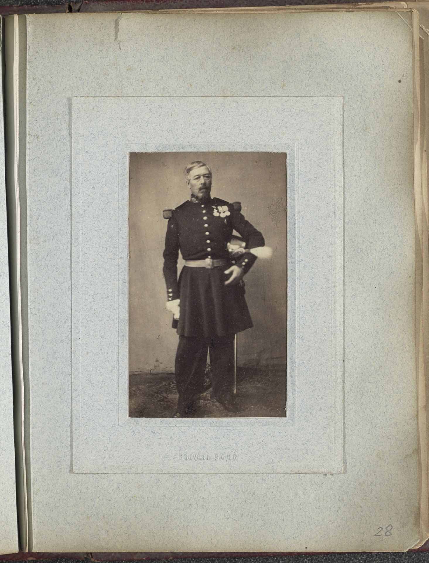 Portret van een militair met zijn hoed onder de arm by Henri Falkenstein