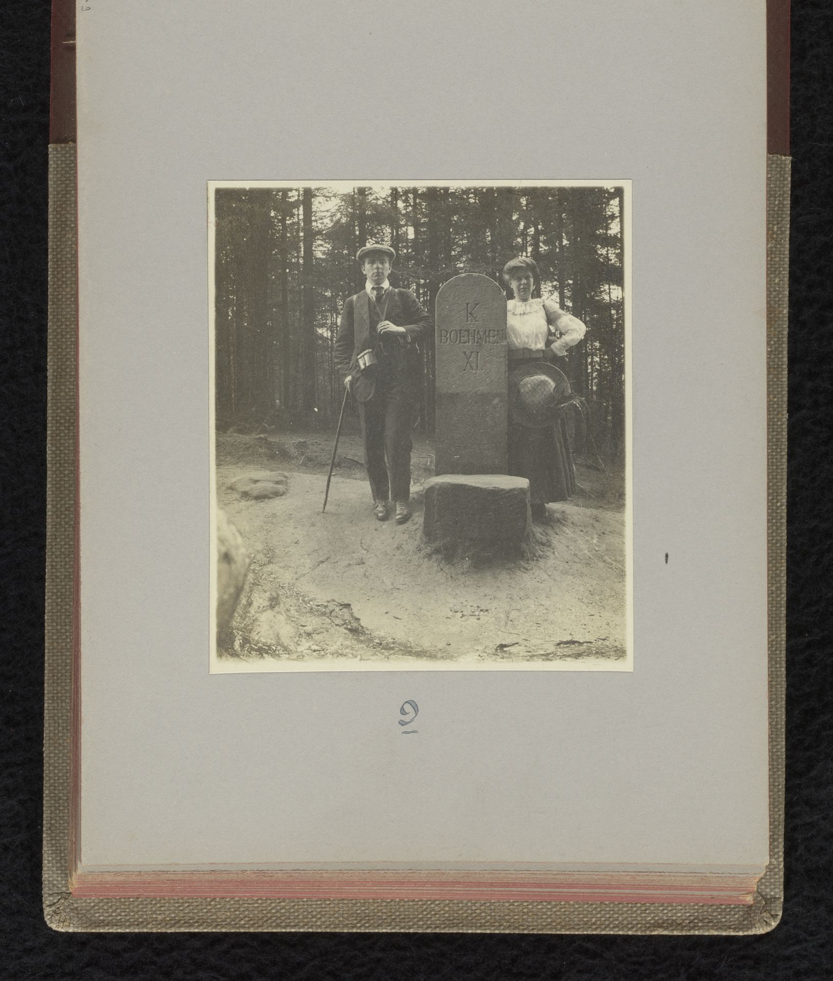 Jan en Go Kessler bij een grenspaal tussen Saksen en Bohemen by Hermann Johannes (Boelie) Kessler