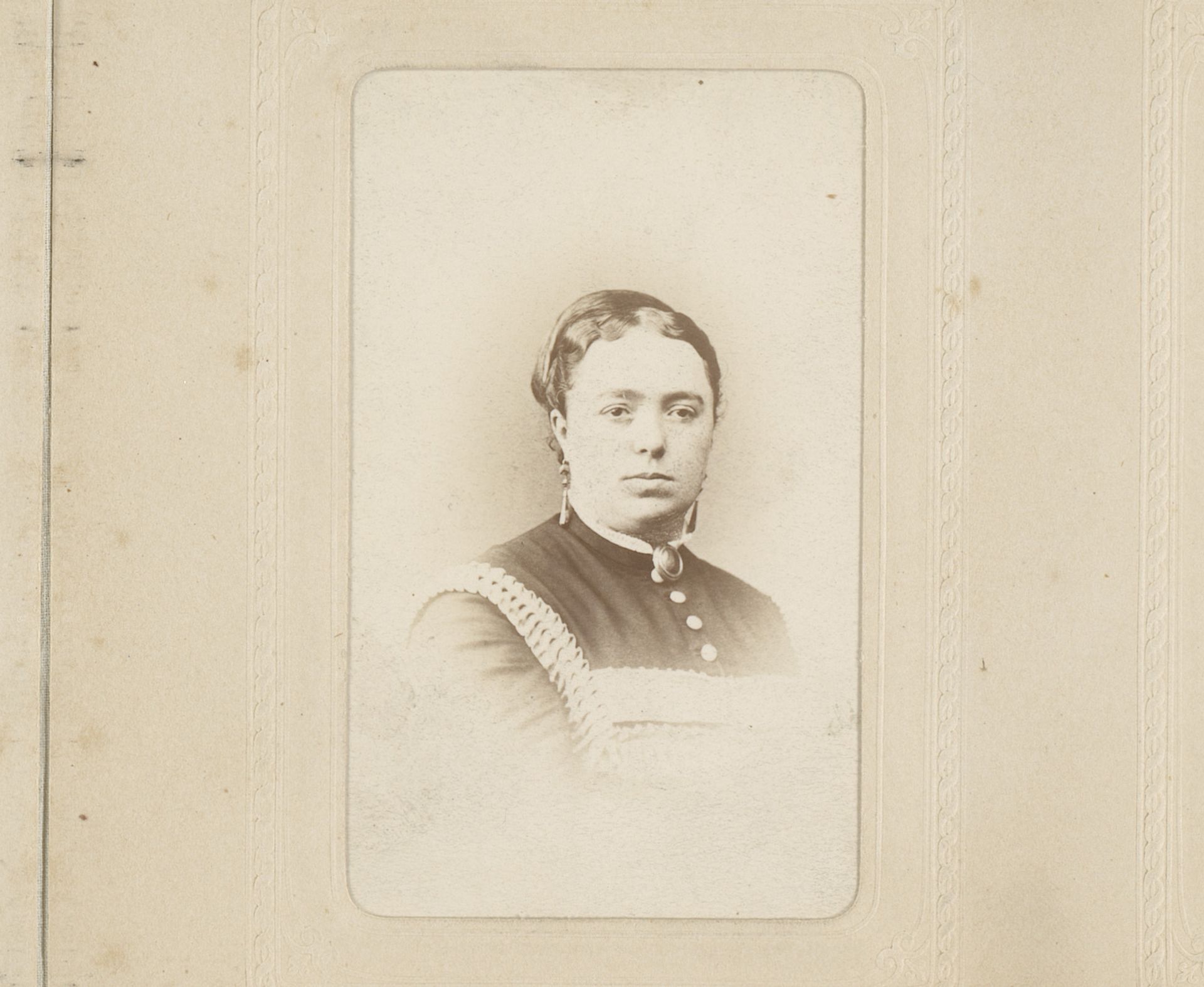 Portret van een vrouw by Langer & Pommerrenig