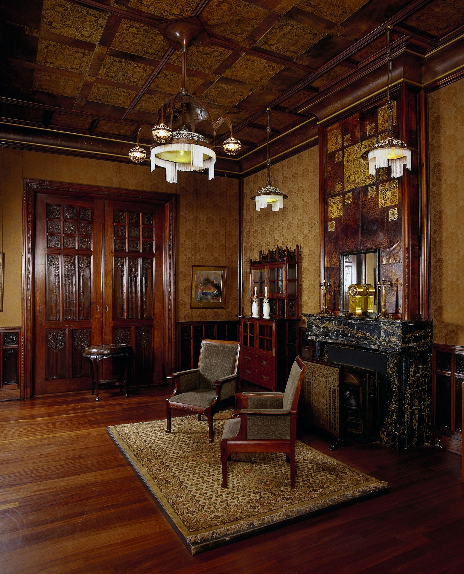 Kamerbetimmering bestaande uit een halfhoog lambris, een dubbele en een enkele deur met hun omlijstingen, boezem van schoorsteen, plafond en bespanningsstof by Theo Nieuwenhuis