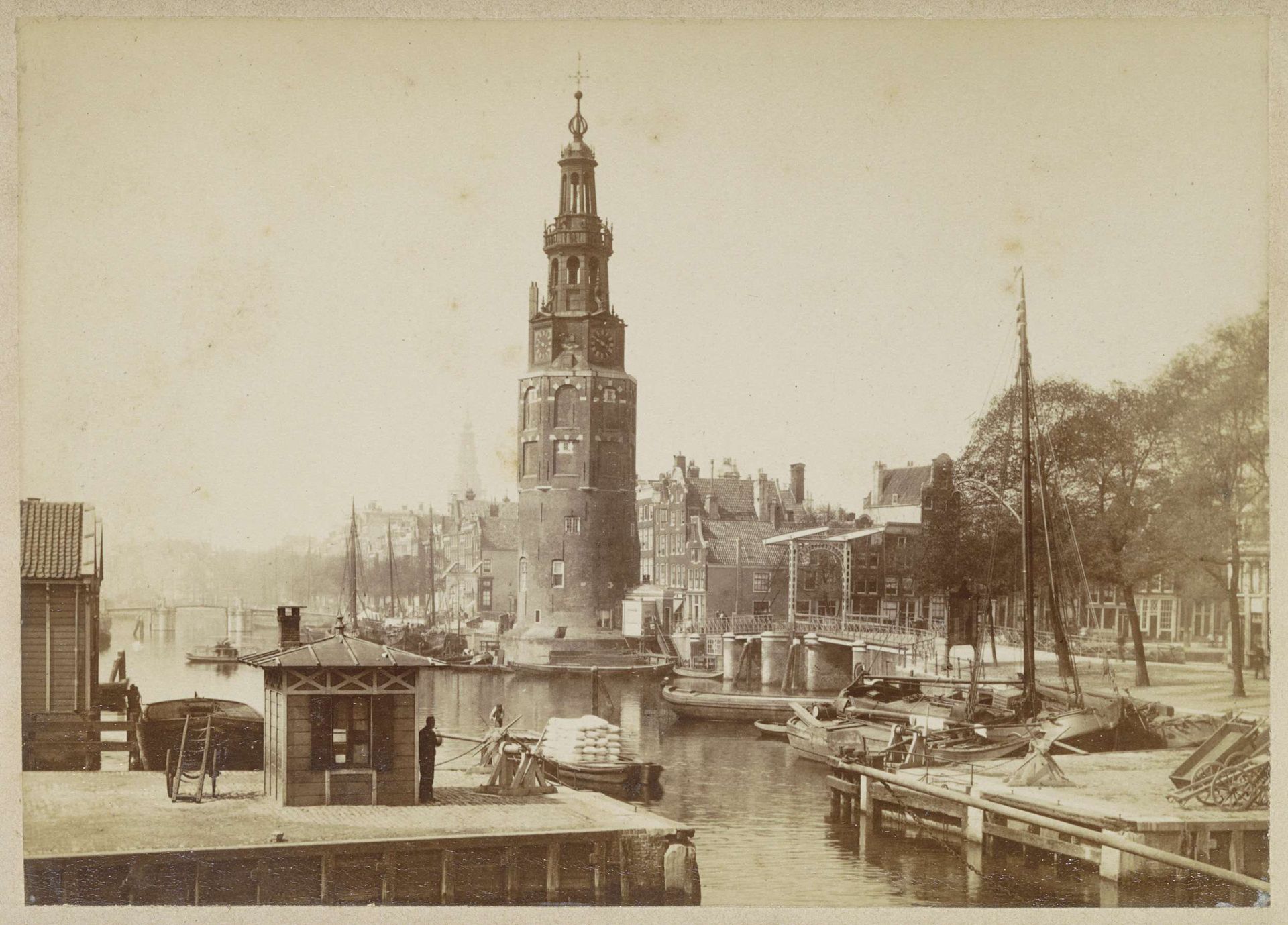 Gezicht op de Oude Schans en de Montelbaanstoren met op de voorgrond de Kikkerbilsluis by Andries Jager