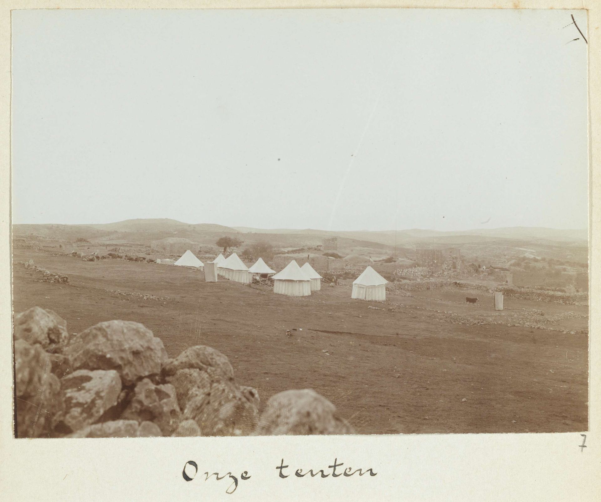 Tenten van het reisgezelschap bij een dorp, aangeduid als Bet Aras in Syrië (mogelijk Bayt Ras) by Johannes Lodewijk Heldring