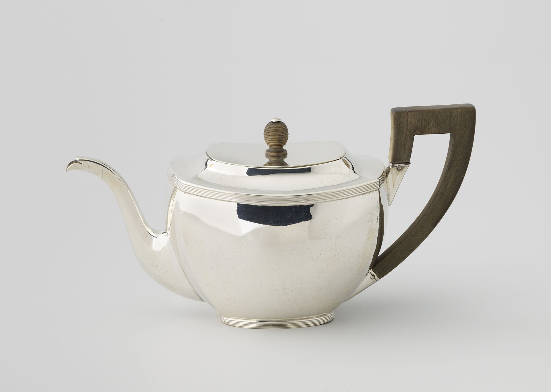 Theepot, afgerond rechthoekig, met filetranden by Jean Anthoine de Haas