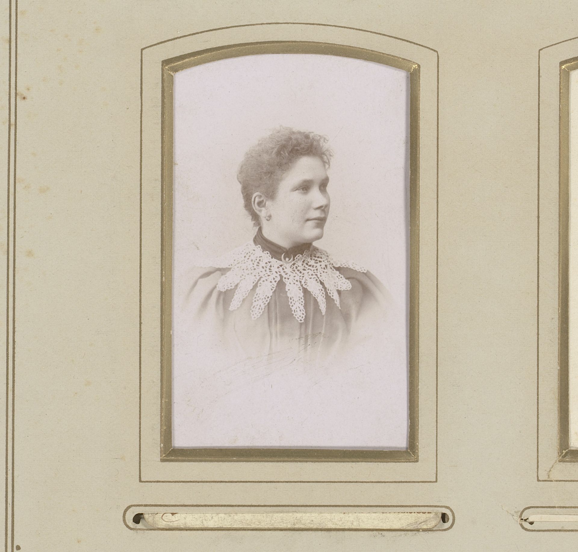 Portret van een jonge vrouw by G. Bouillaud