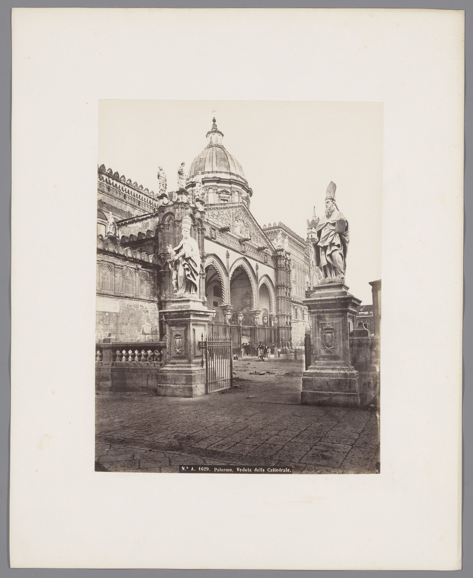 Exterieur van de kathedraal van Palermo, Italië by Roberto Rive