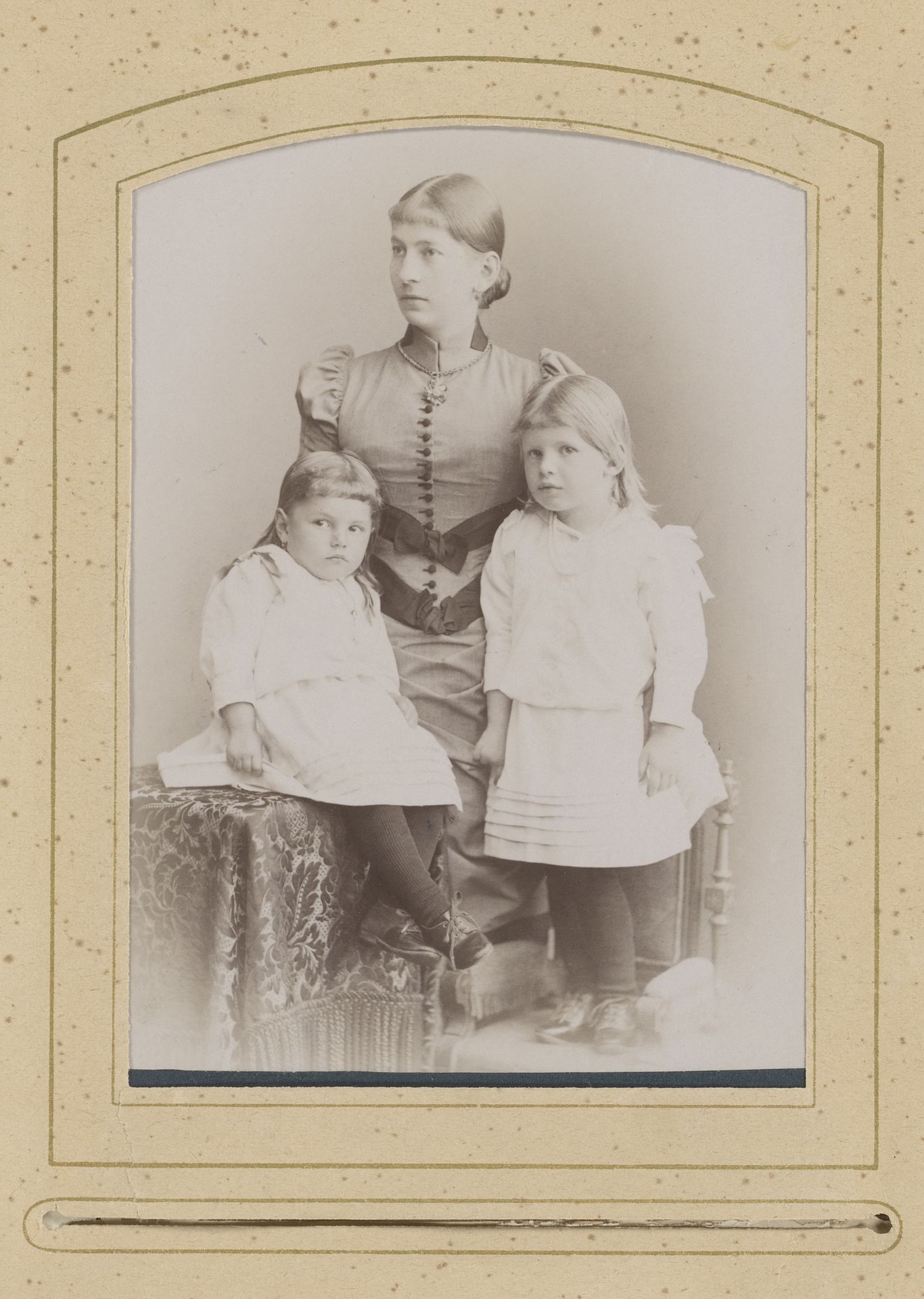Portret van een staande vrouw en twee meisjes by Selle & Kuntze