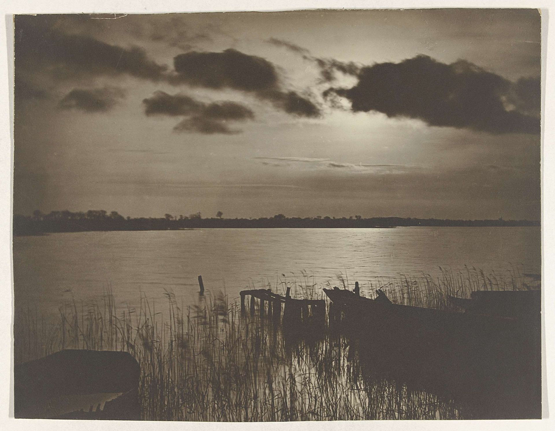 Meer bij avond by Frank Meadow Sutcliffe