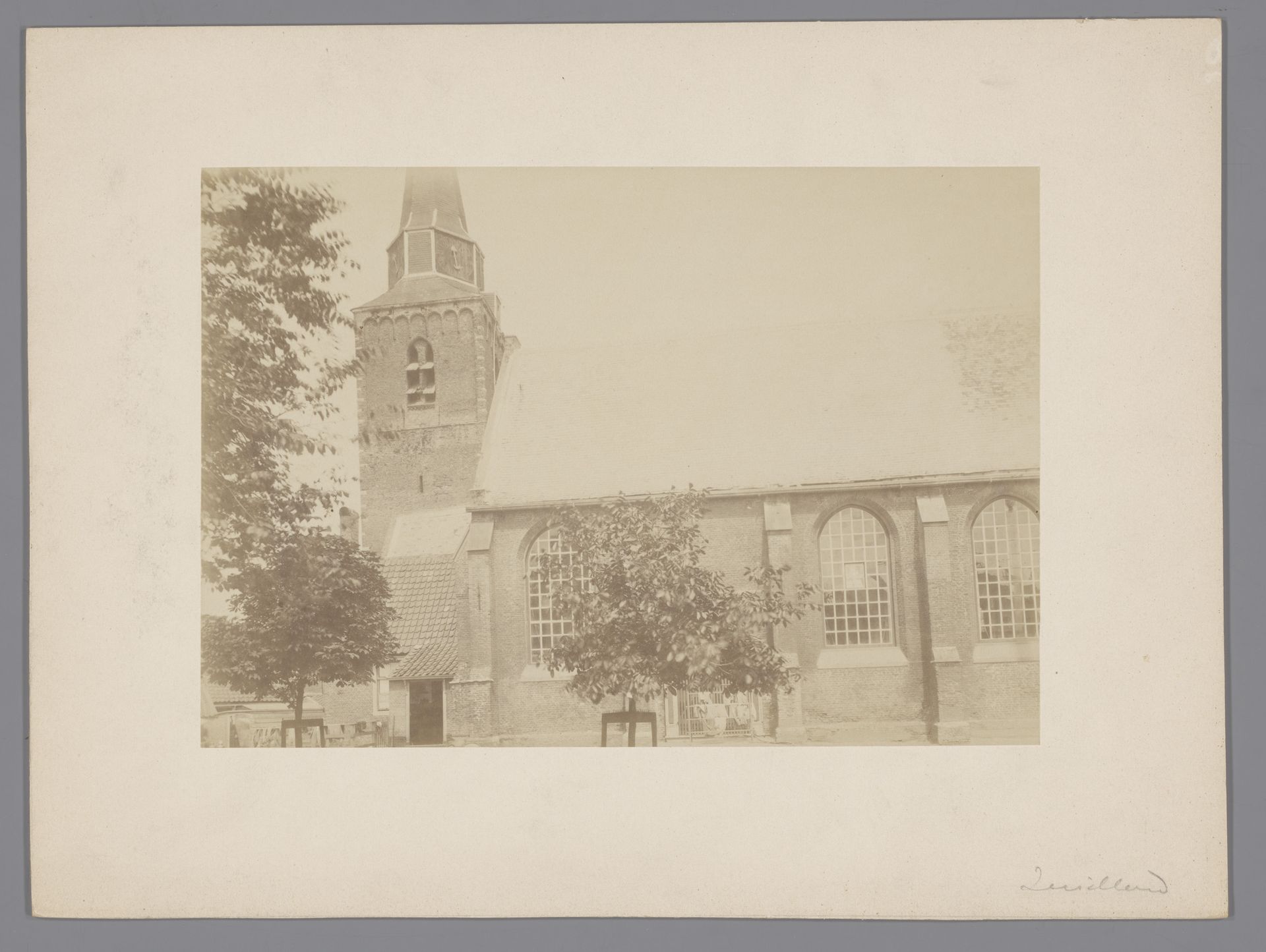 Gezicht op de Hervormde Kerk te Zuidland by anoniem (Monumentenzorg)