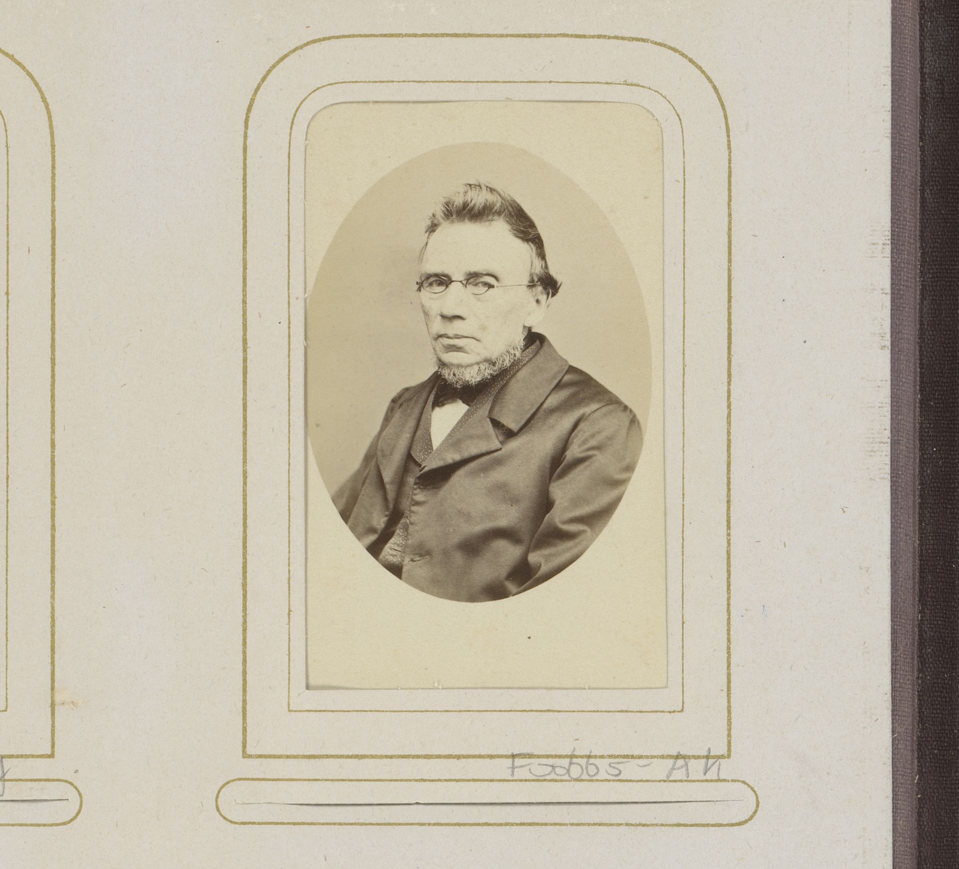 Portret van een man met baard en bril by Johannes Wilhelmus Karsses