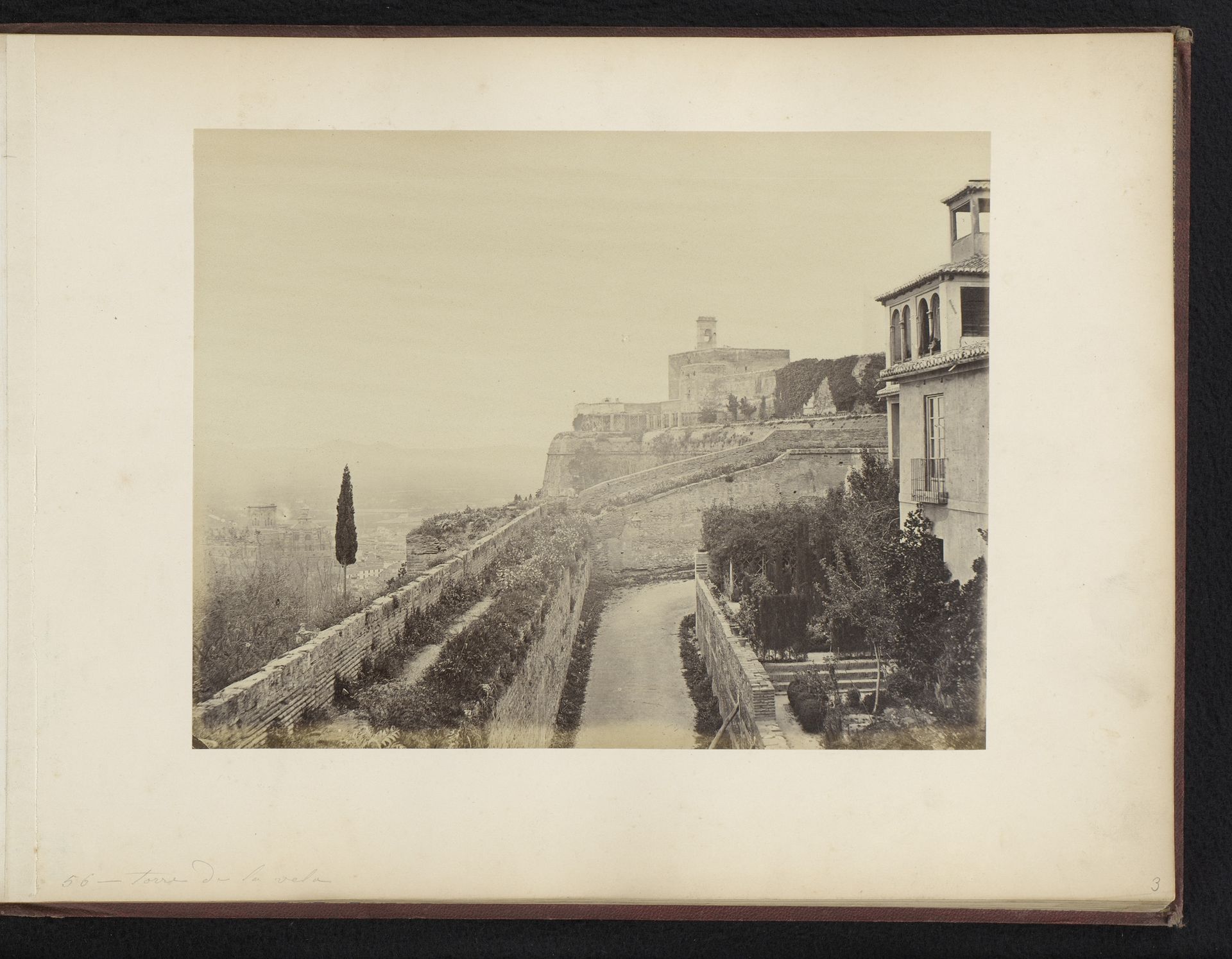 Gezicht op de Torre du la Vela in het Alhambra te Granada, Spanje by C Maufsaise