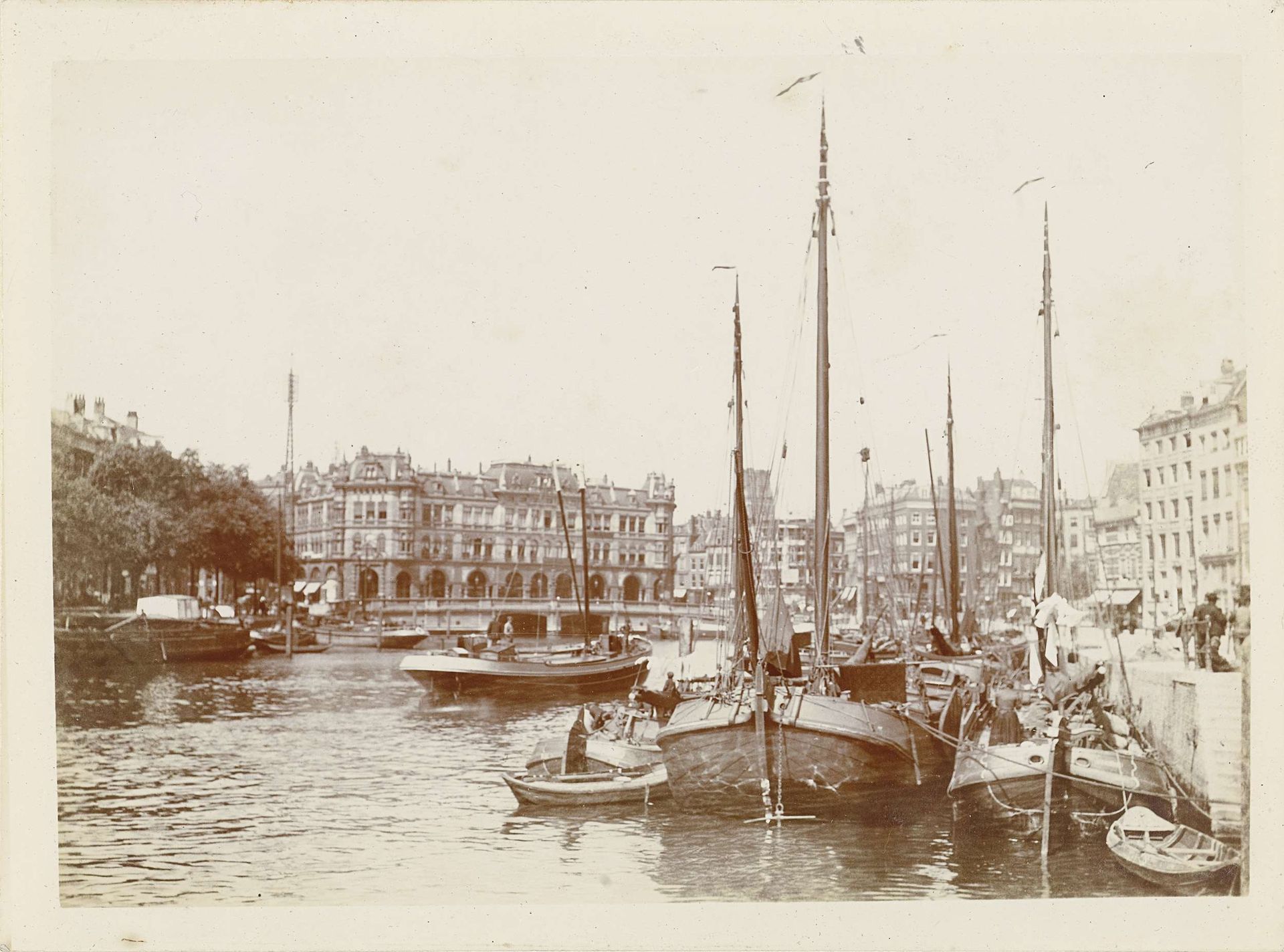 Gezicht op de Oudehaven van Rotterdam by James Higson