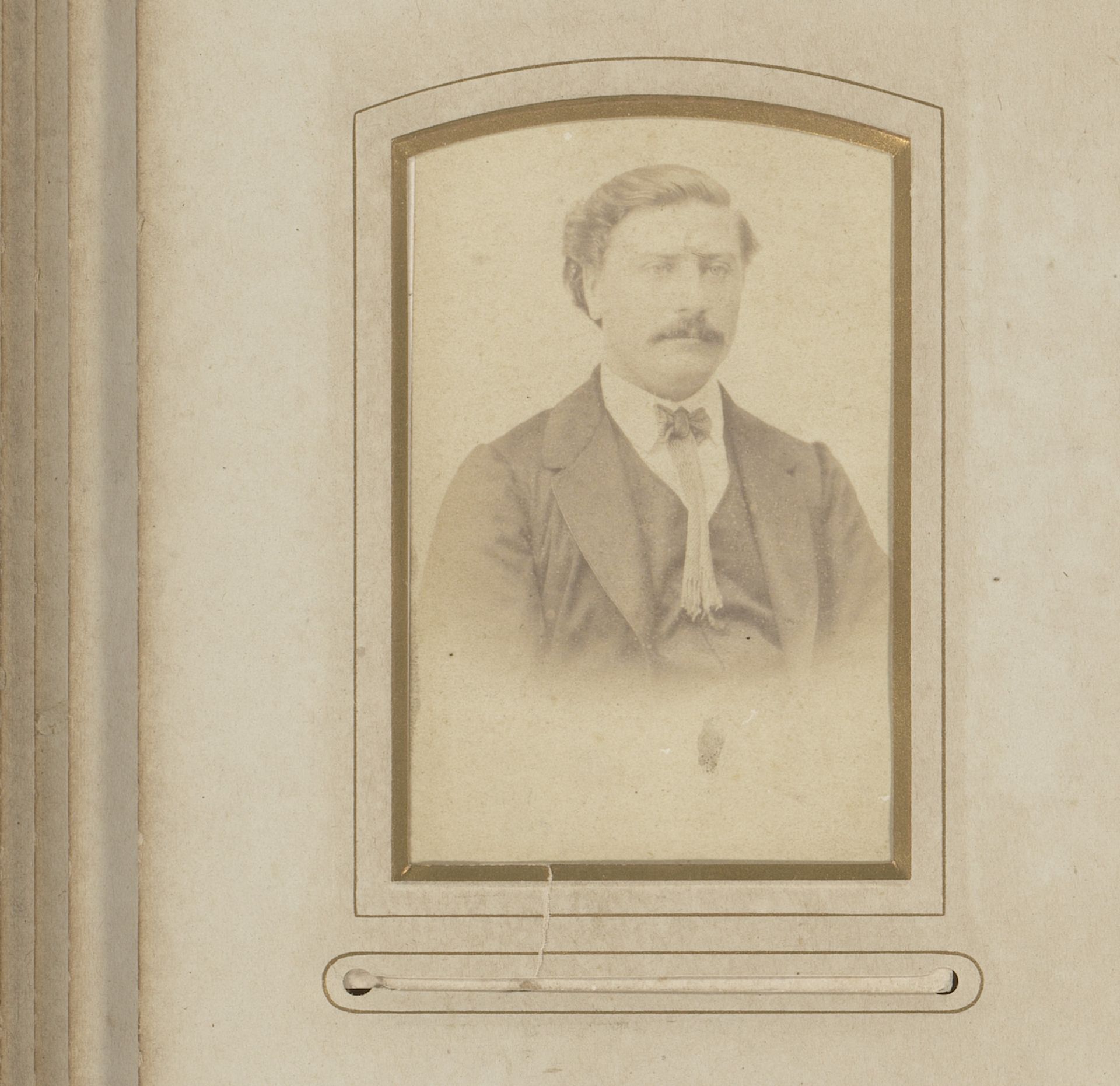 Portret van een zittende man by A. Blavet