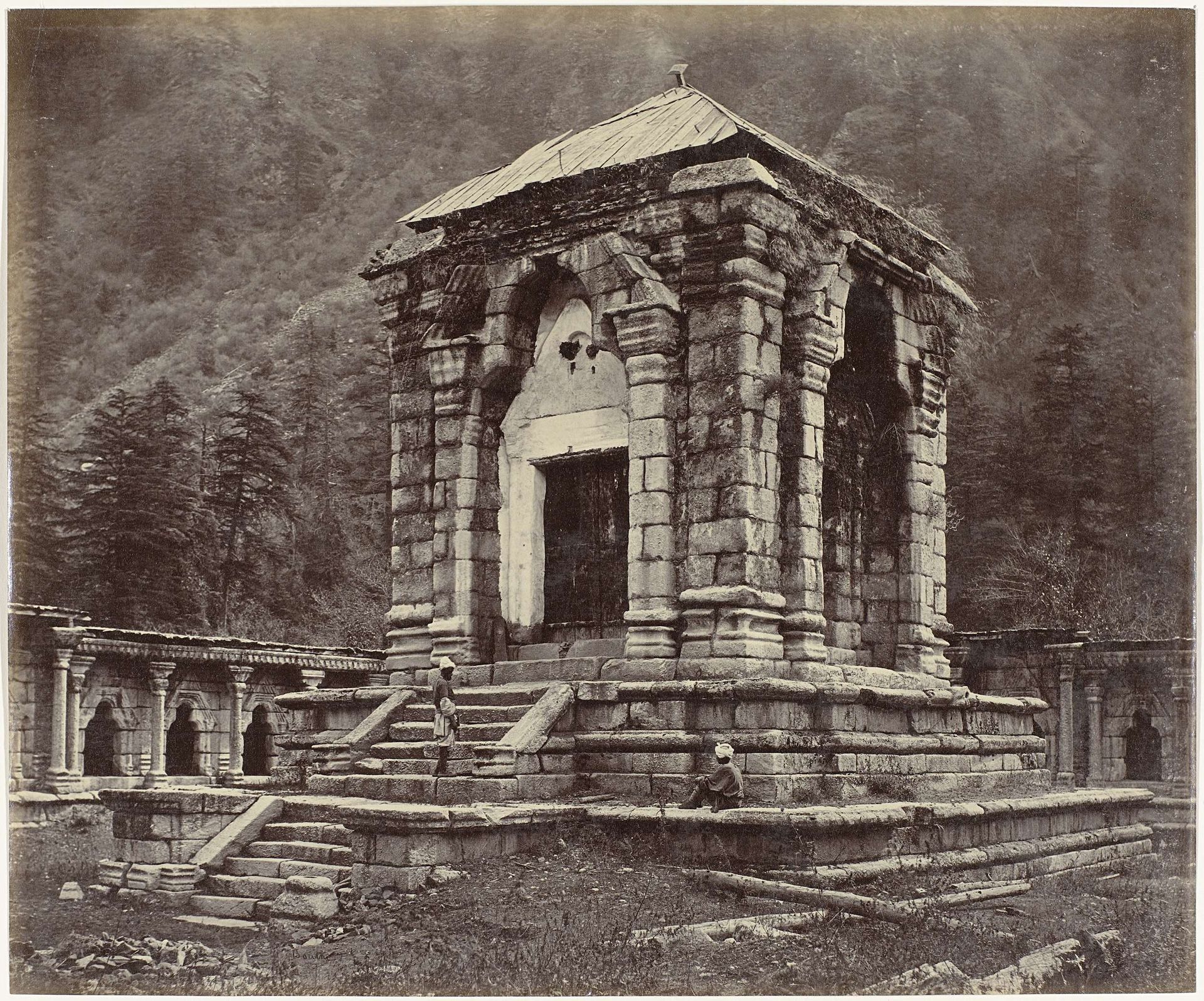 Mannen bij een tempel bij Buniyar, India by Samuel Bourne