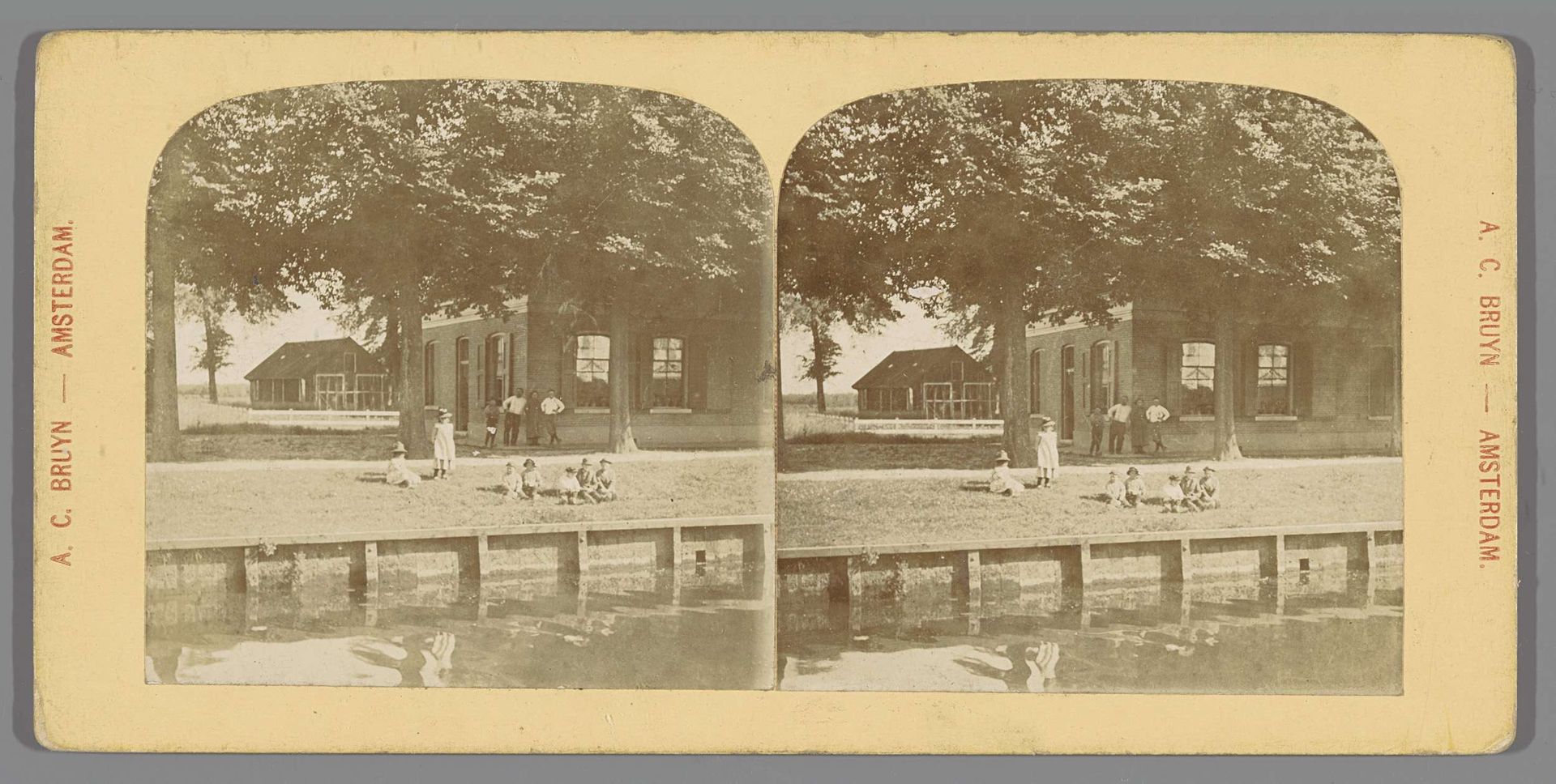Kinderen spelen op een veld langs de Vecht by A.C. Bruyn
