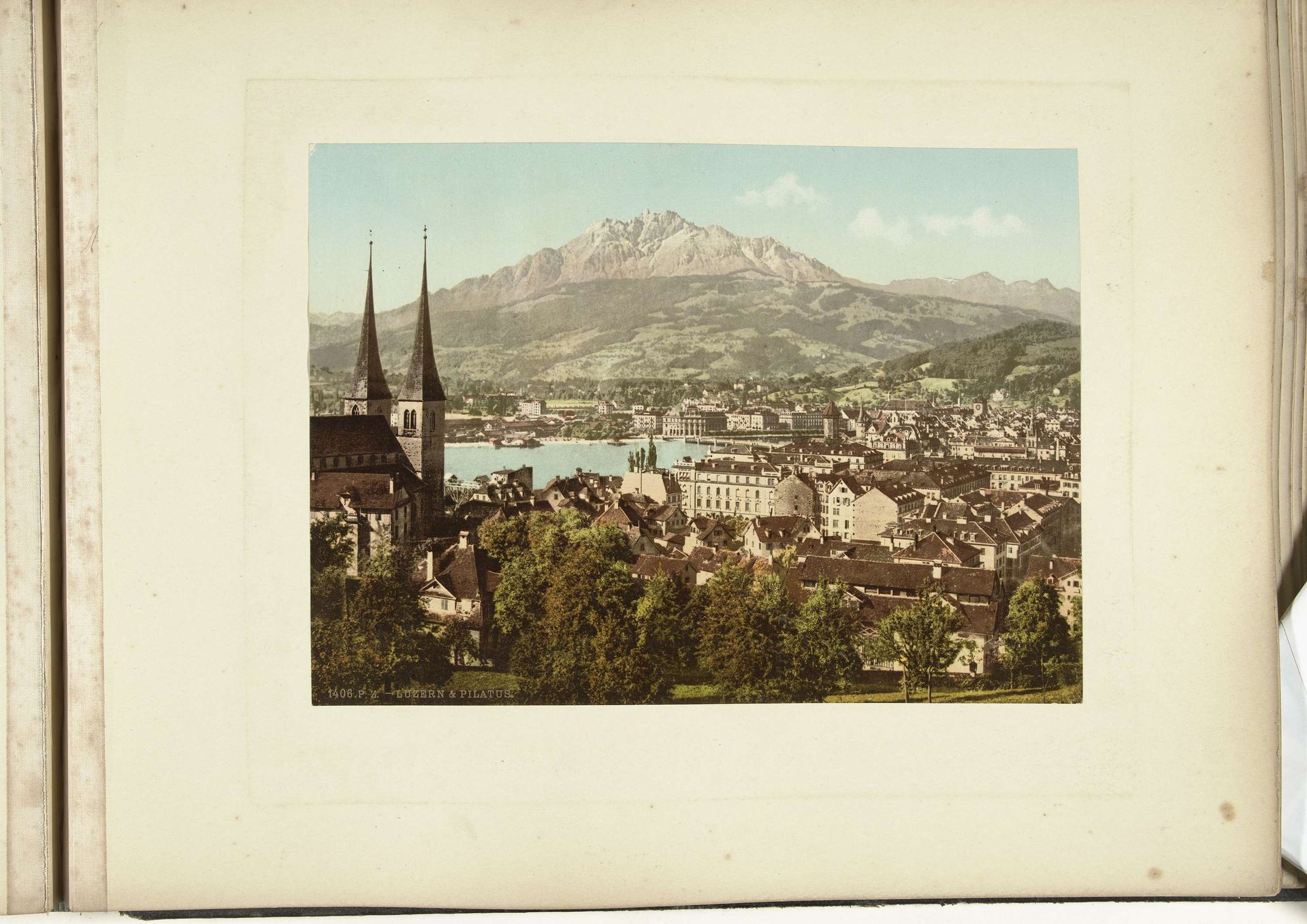 Stadsgezicht van Luzern gelegen tegen een berglandschap by Anonymous