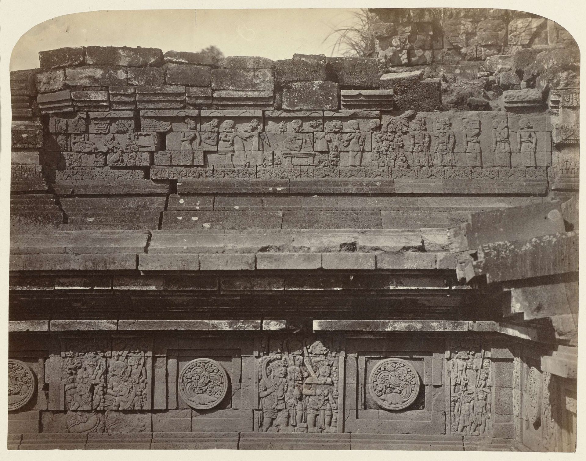 Basreliëf met het verhaal van Ramayana en Krishnayana, afgebeeld aan de oostzijde van Candi Panataran by Isidore Kinsbergen