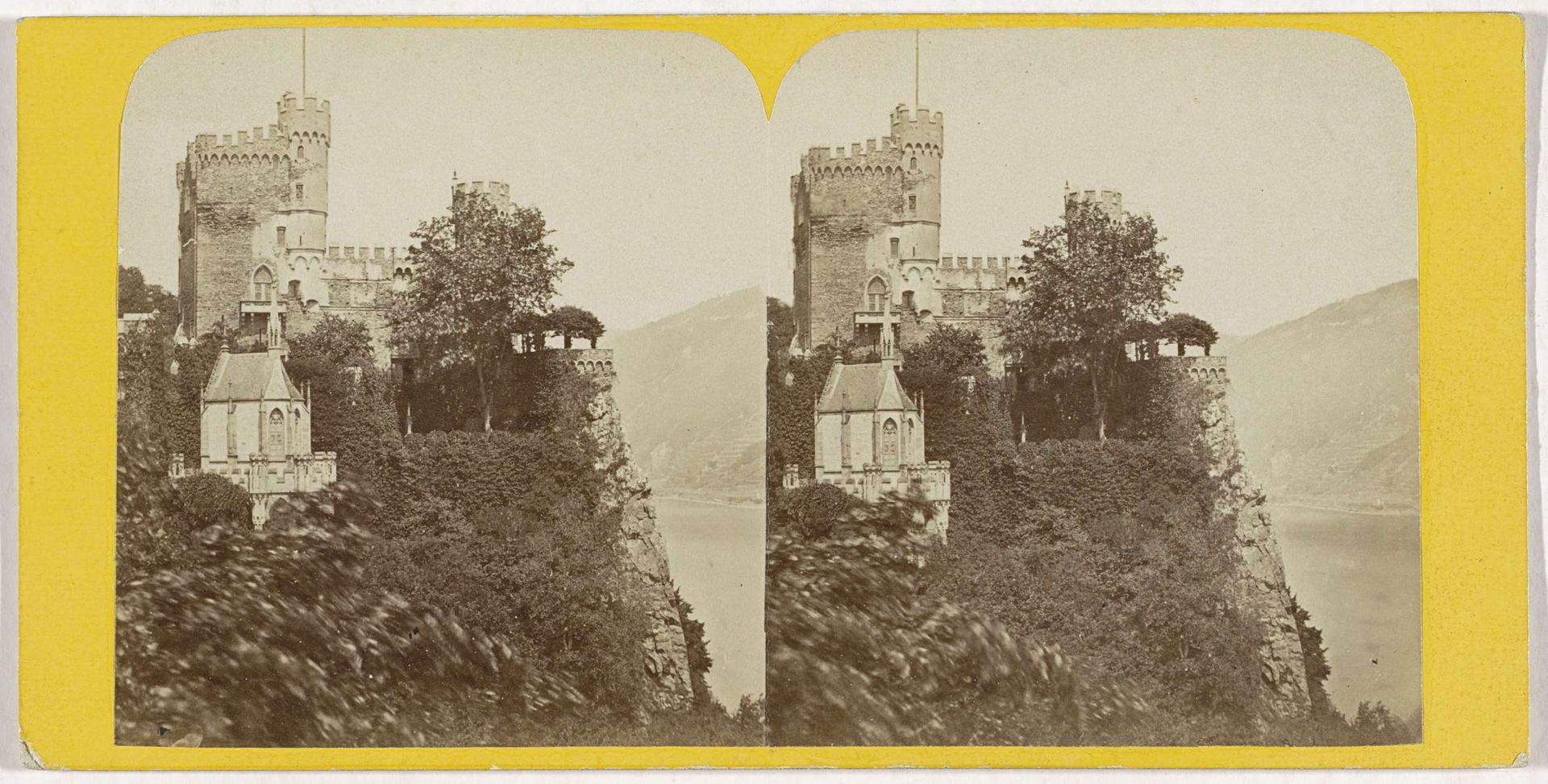Burcht Rheinstein bij Trechtingshausen, Duitsland by Hippolyte Jouvin