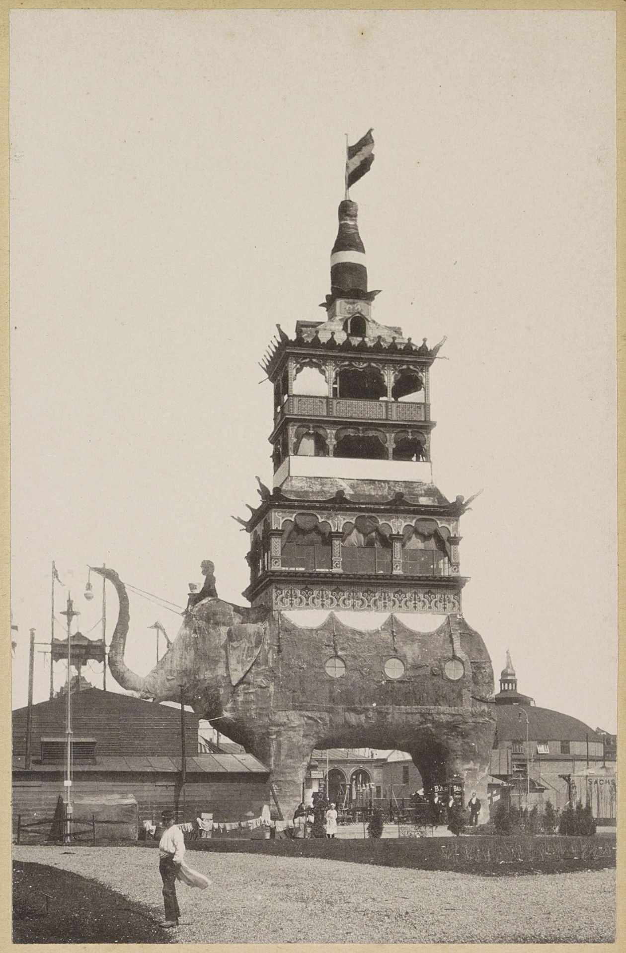 Draad- en gipsconstructie in de vorm van een olifant tijdens de Wereldtentoonstelling voor het Hotel- en Reiswezen op het Museumplein in 1895 by Guy de Coral & Co.