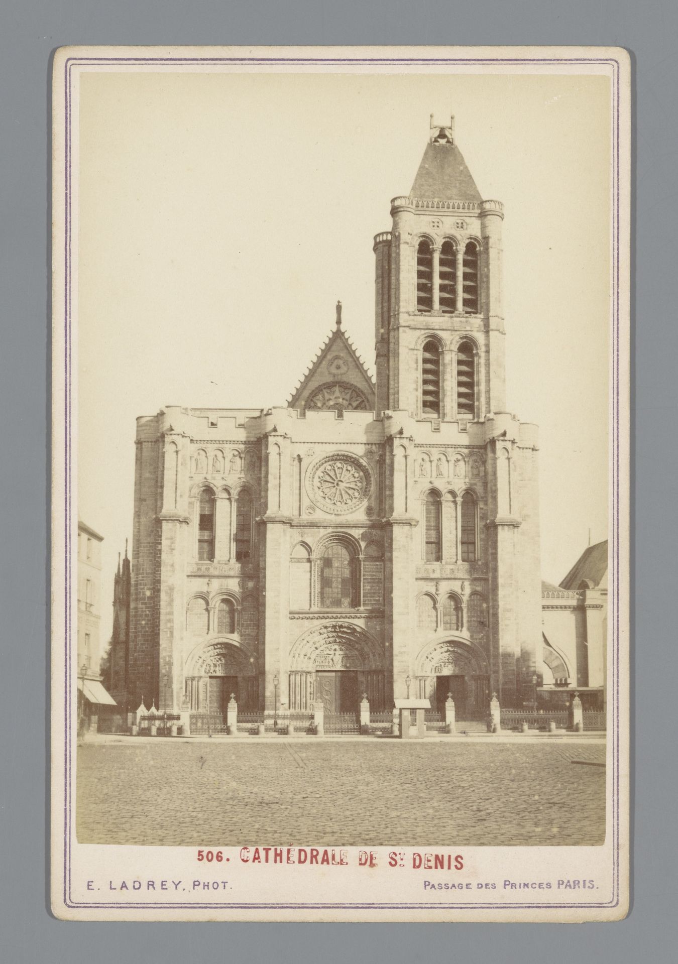 Gezicht op de katedrale basiliek van de Saint-Denis te Parijs by Ernest Ladrey