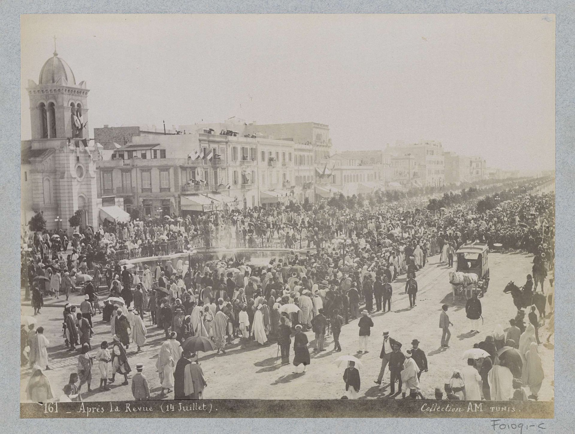Straatgezicht in Tunis op 14 juli (quatorze juillet) by AM