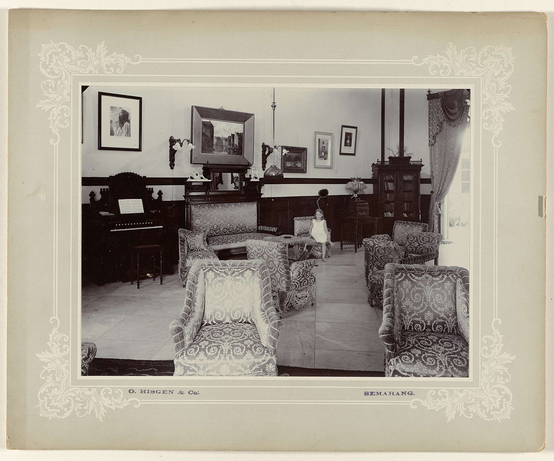 Kamer met fauteuils by Otto Hisgen